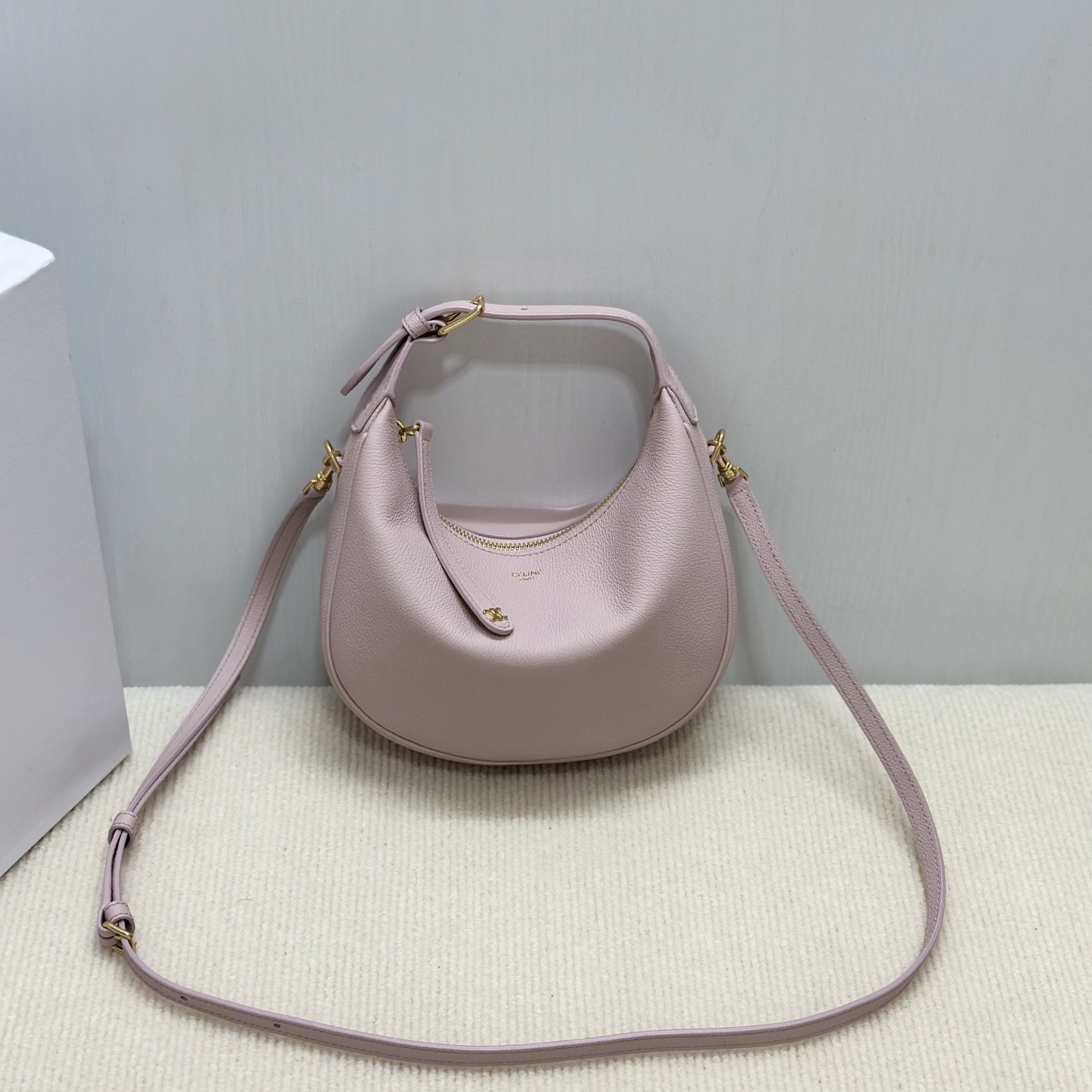 NO:338078,Genuine grade original leather, new products are launched, CE new LuLu bag. This time, the new LuLu bag from CE is really amazing and was hit by this crescent bag. The high-end feeling is directly full of the bag. The bag is soft calfskin, which feels like it is in a rua cloud. The hardware is all old and retro style. When combined, the temperament takes off directly. The most amazing thing is this bag shape!  It can be salty, sweet, commuting, date, crossbody, and one shoulder. It is all super beautiful, and the capacity is completely enough for daily use. It is a noble lady when paired with a coat. It is very casual and casual with a sweatshirt. It is really versatile and has no friends!  Model number 120723 Color bleached pink (with original packaging) Size 21x24x5cm, Celine, celine, hoodie, sweatshirts, cowhide19860909正品级 原厂皮 新品上线 CE新款LuLu包 这次CE新出的LuLu包真的绝了一眼就被这个月牙包击中,高级感直接拉满 包身是柔软的小牛皮 摸上去像是在rua云朵. 五金件都是做旧复古风 搭配起来气质直接起飞,最绝的是这个包型！ 可盐 可甜 可通勤 可约会 可斜挎 可单肩 ,都超好看,容量也完全够日常使用,搭配大衣就是贵妇本妇,配卫衣又很休闲随性,真的是百搭到没朋友！ 款号120723 颜色漂白粉红色（配原版包装） 尺寸21x24x5cm,赛琳,celine,hoodie,sweatshirts,cowhide,Bag