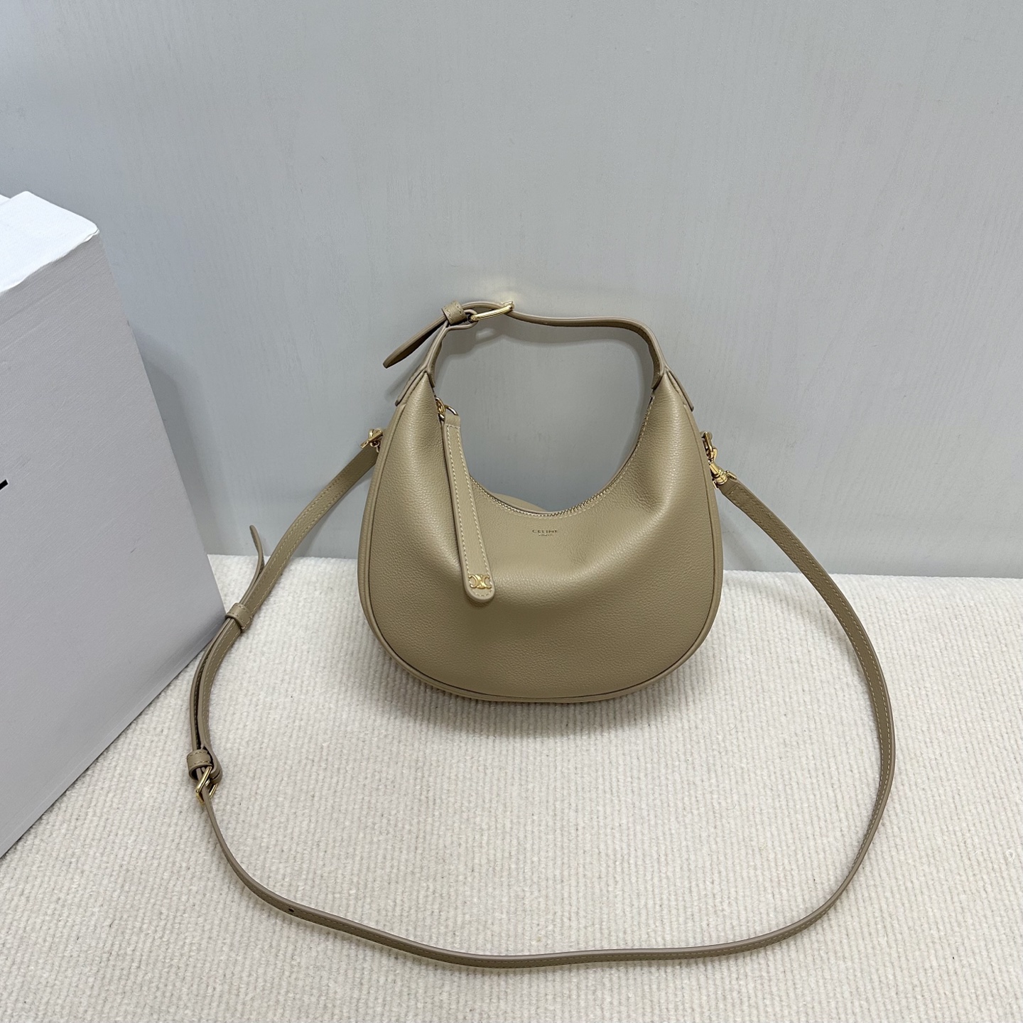 NO:338457,Genuine, new products are launched, CE new LuLu bag. This time, the new LuLu bag from CE is really amazing and was hit by this crescent bag. The high-end feeling is directly full of high-end. The bag is soft calfskin, which feels like it is in a rua cloud. The hardware is all old and retro style. When combined, the temperament takes off directly. The most amazing thing is this bag shape!  It can be salty, sweet, commuting, date, crossbody, and one shoulder. It is all super beautiful, and the capacity is completely enough for daily use. It is a noble lady when paired with a coat. It is very casual and casual with a sweatshirt. It is really versatile and has no friends!  Model number 120723 Color dark ivory white (with original packaging) Size 21x24x5cm, Celine, celine, hoodie, sweatshirts, cowhide19860909正品级 新品上线 CE新款LuLu包 这次CE新出的LuLu包真的绝了一眼就被这个月牙包击中,高级感直接拉满 包身是柔软的小牛皮 摸上去像是在rua云朵. 五金件都是做旧复古风 搭配起来气质直接起飞,最绝的是这个包型！ 可盐 可甜 可通勤 可约会 可斜挎 可单肩 ,都超好看,容量也完全够日常使用,搭配大衣就是贵妇本妇,配卫衣又很休闲随性,真的是百搭到没朋友！ 款号120723 颜色深象牙白（配原版包装） 尺寸21x24x5cm,赛琳,celine,hoodie,sweatshirts,cowhide,Bag