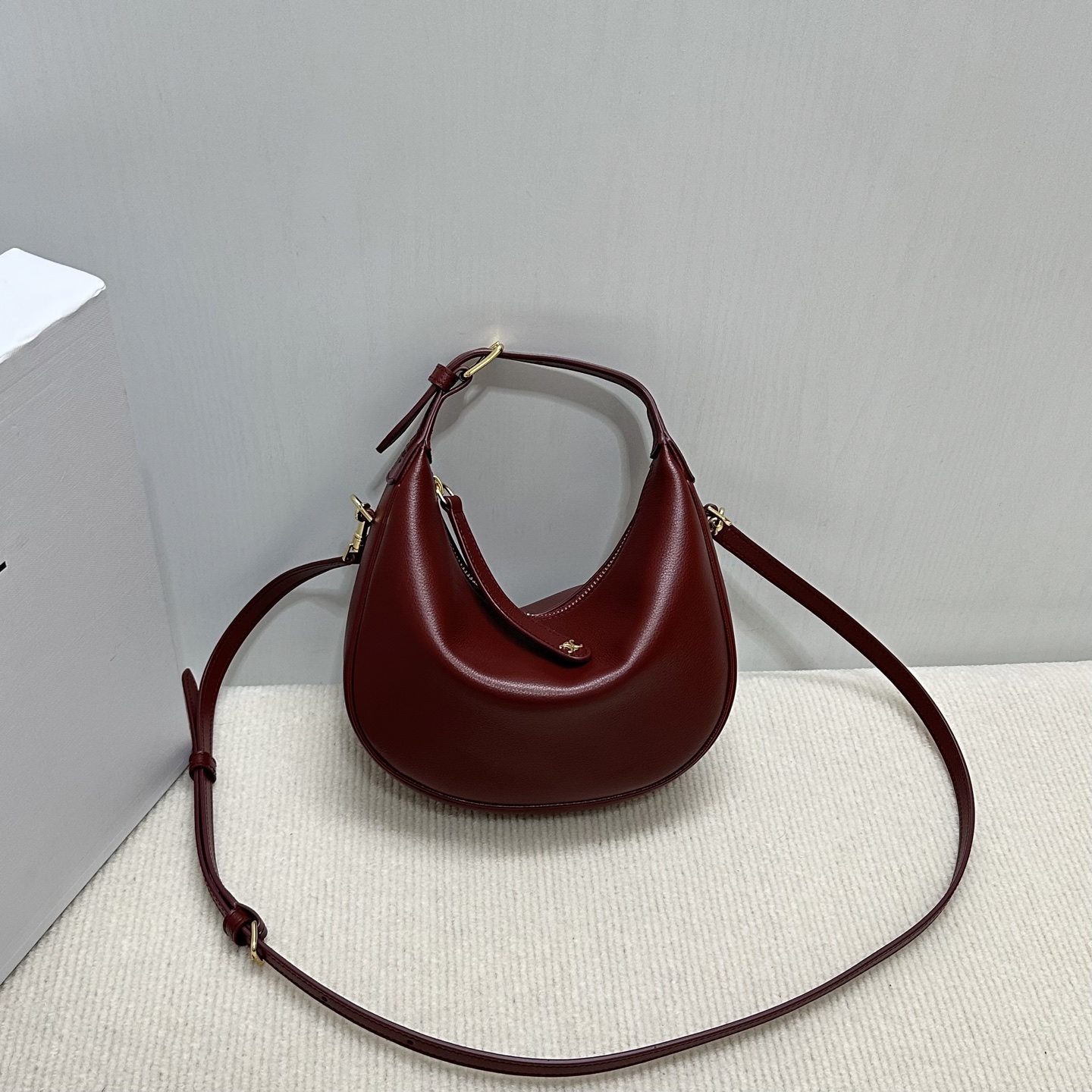 NO:338450,Genuine, new products are launched, CE new LuLu bag. This time, the new LuLu bag from CE is really amazing and was hit by this crescent bag. The high-end feeling is directly full of high-end. The bag is soft calfskin, which feels like it is in a rua cloud. The hardware is all old and retro style. When combined, the temperament takes off directly. The most amazing thing is this bag shape!  It can be salty, sweet, commuting, date, crossbody, and one shoulder. It is all super beautiful, and the capacity is completely enough for daily use. It is a noble lady when paired with a coat. It is very casual and casual with a sweatshirt. It is really versatile and has no friends!  Model number 120723 Color dark burgundy (with original packaging) Size 21x24x5cm, Celine, celine, hoodie, sweatshirts, cowhide19860909正品级 新品上线 CE新款LuLu包 这次CE新出的LuLu包真的绝了一眼就被这个月牙包击中,高级感直接拉满 包身是柔软的小牛皮 摸上去像是在rua云朵. 五金件都是做旧复古风 搭配起来气质直接起飞,最绝的是这个包型！ 可盐 可甜 可通勤 可约会 可斜挎 可单肩 ,都超好看,容量也完全够日常使用,搭配大衣就是贵妇本妇,配卫衣又很休闲随性,真的是百搭到没朋友！ 款号120723 颜色深酒红色（配原版包装） 尺寸21x24x5cm,赛琳,celine,hoodie,sweatshirts,cowhide,Bag