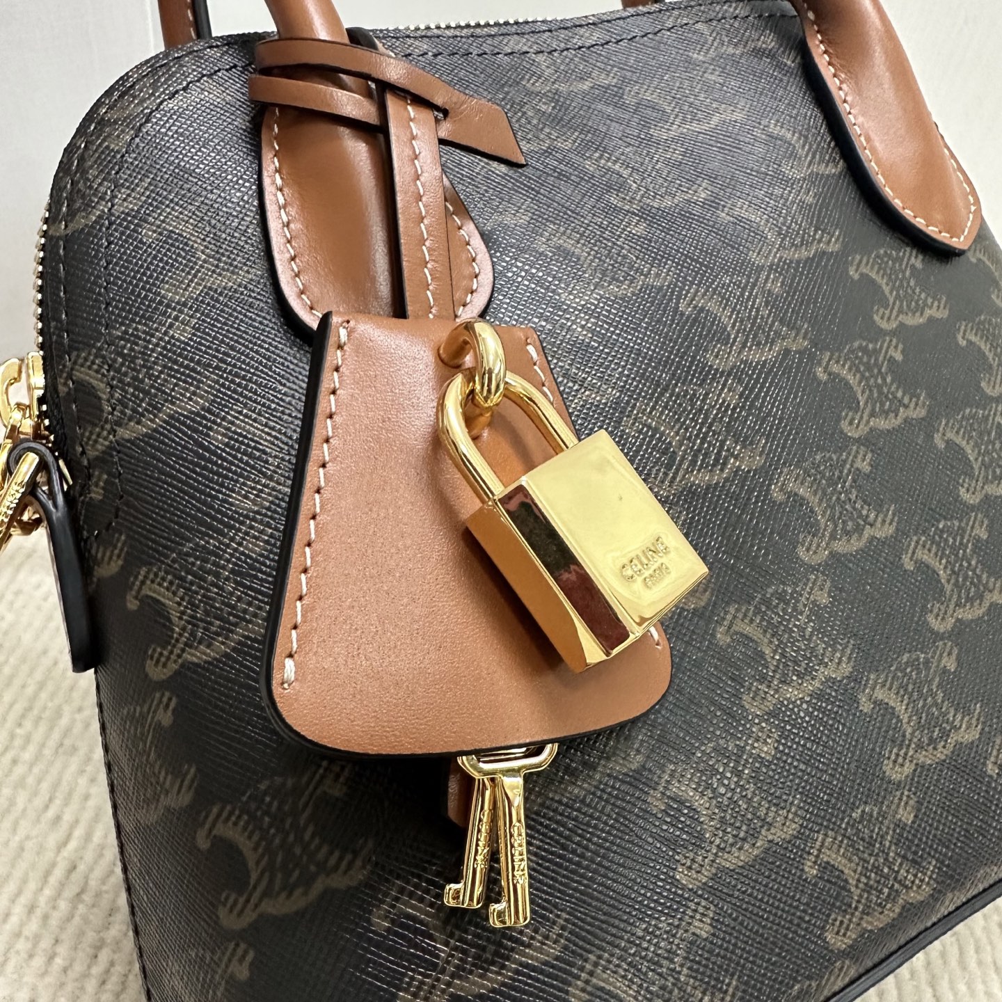 Celine Selin Shell Bag: Classic Style with Modern Touch, Model CL120682. - 图片 6