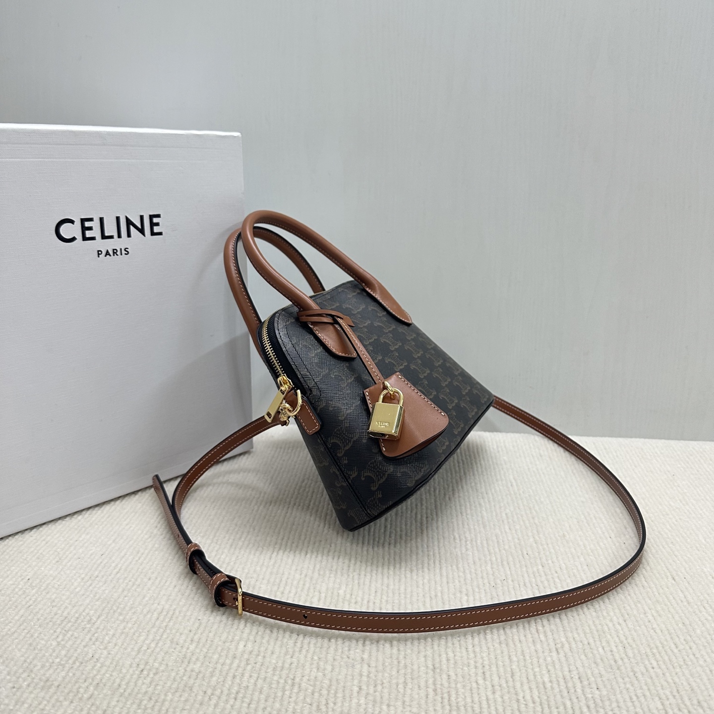 Celine Selin Shell Bag: Classic Style with Modern Touch, Model CL120682. - 图片 4