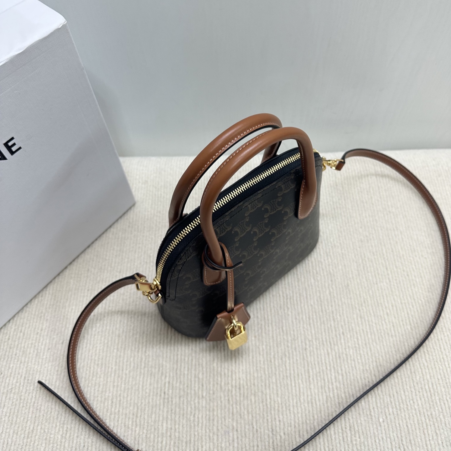 Celine Selin Shell Bag: Classic Style with Modern Touch, Model CL120682. - 图片 5