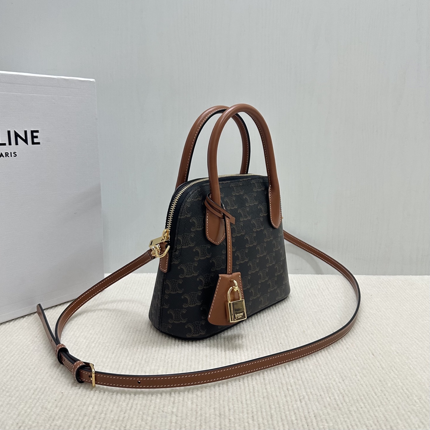 Celine Selin Shell Bag: Classic Style with Modern Touch, Model CL120682. - 图片 3