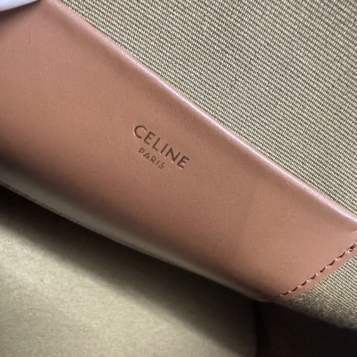 Celine Selin Shell Bag: Classic Style with Modern Touch, Model CL120682. - 图片 9