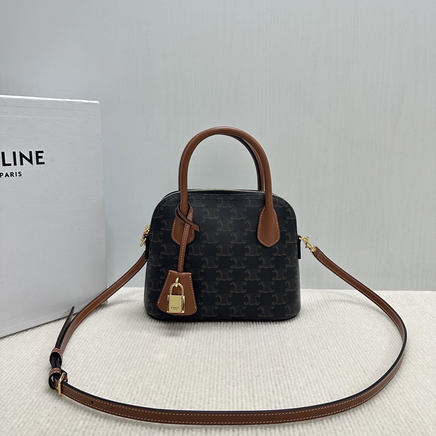 Celine Selin Shell Bag: Classic Style with Modern Touch, Model CL120682. - 图片 1