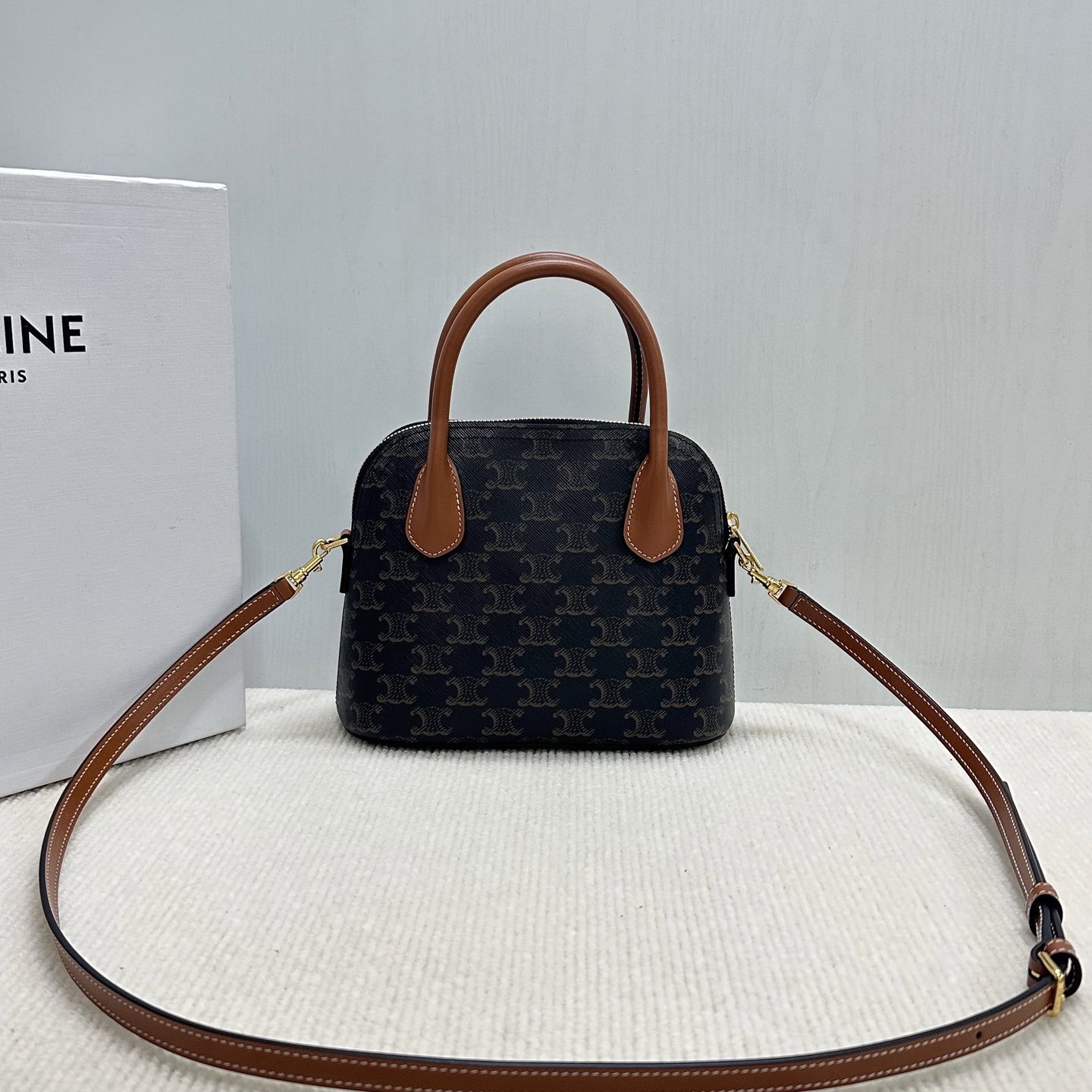 Celine Selin Shell Bag: Classic Style with Modern Touch, Model CL120682. - 图片 2