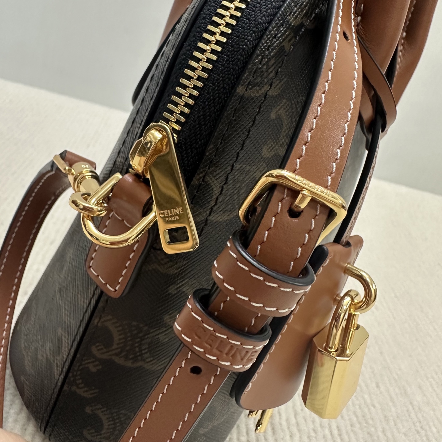 Celine Selin Shell Bag: Classic Style with Modern Touch, Model CL120682. - 图片 7