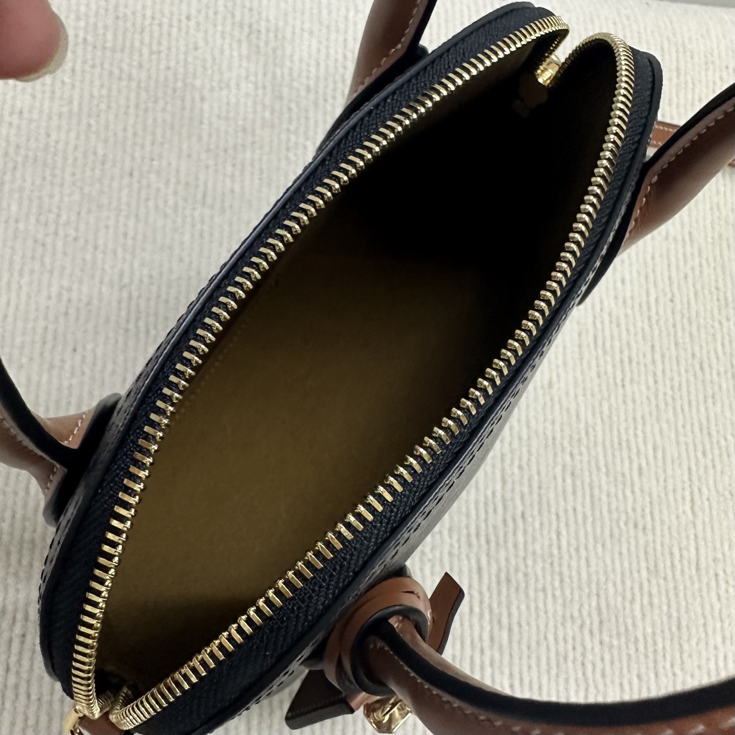 Celine Selin Shell Bag: Classic Style with Modern Touch, Model CL120682. - 图片 8