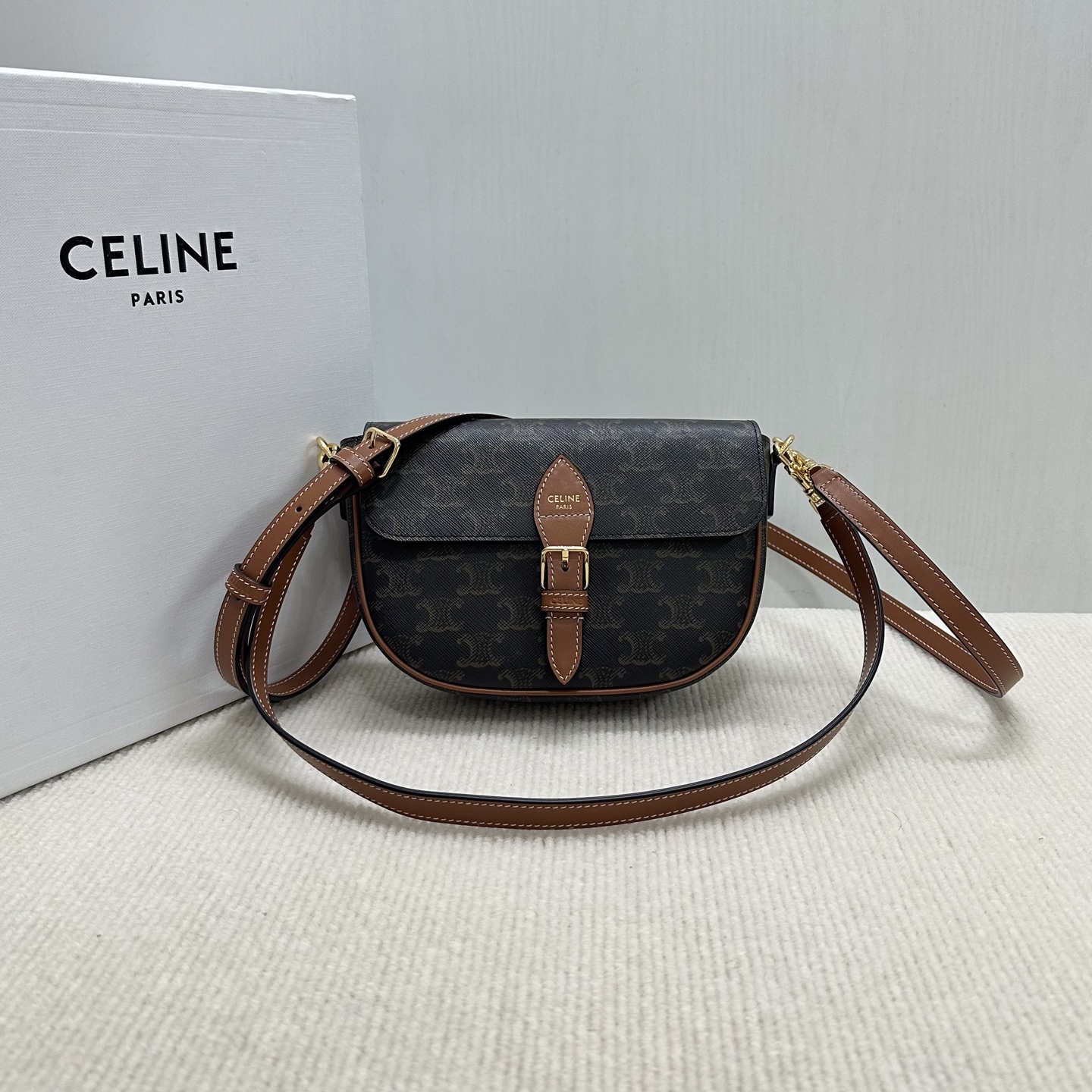 Stylish Folco Saddle Bag: Elegant, Sophisticated, Functional, Easy to Carry.