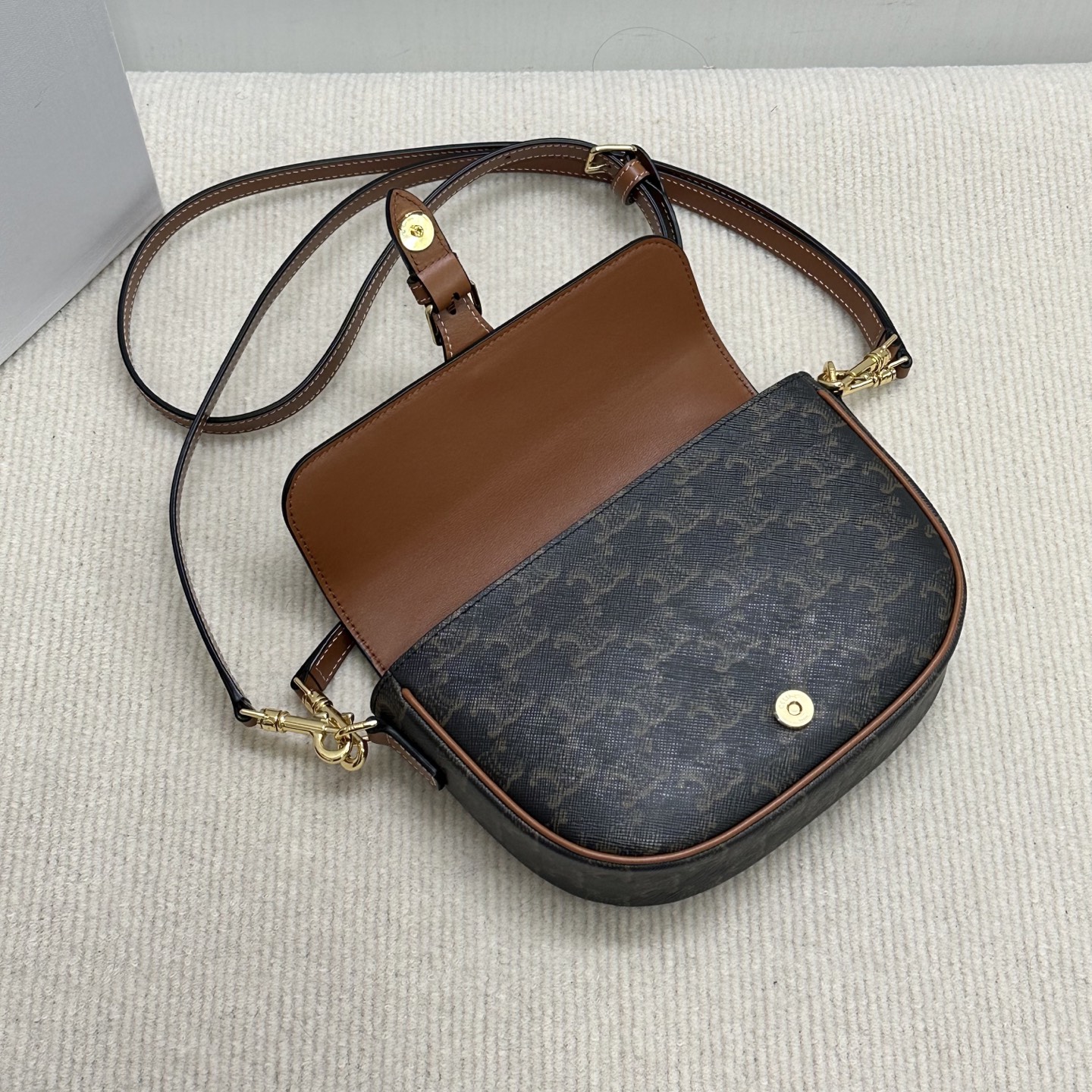 Stylish Folco Saddle Bag: Elegant, Sophisticated, Functional, Easy to Carry. - 图片 9