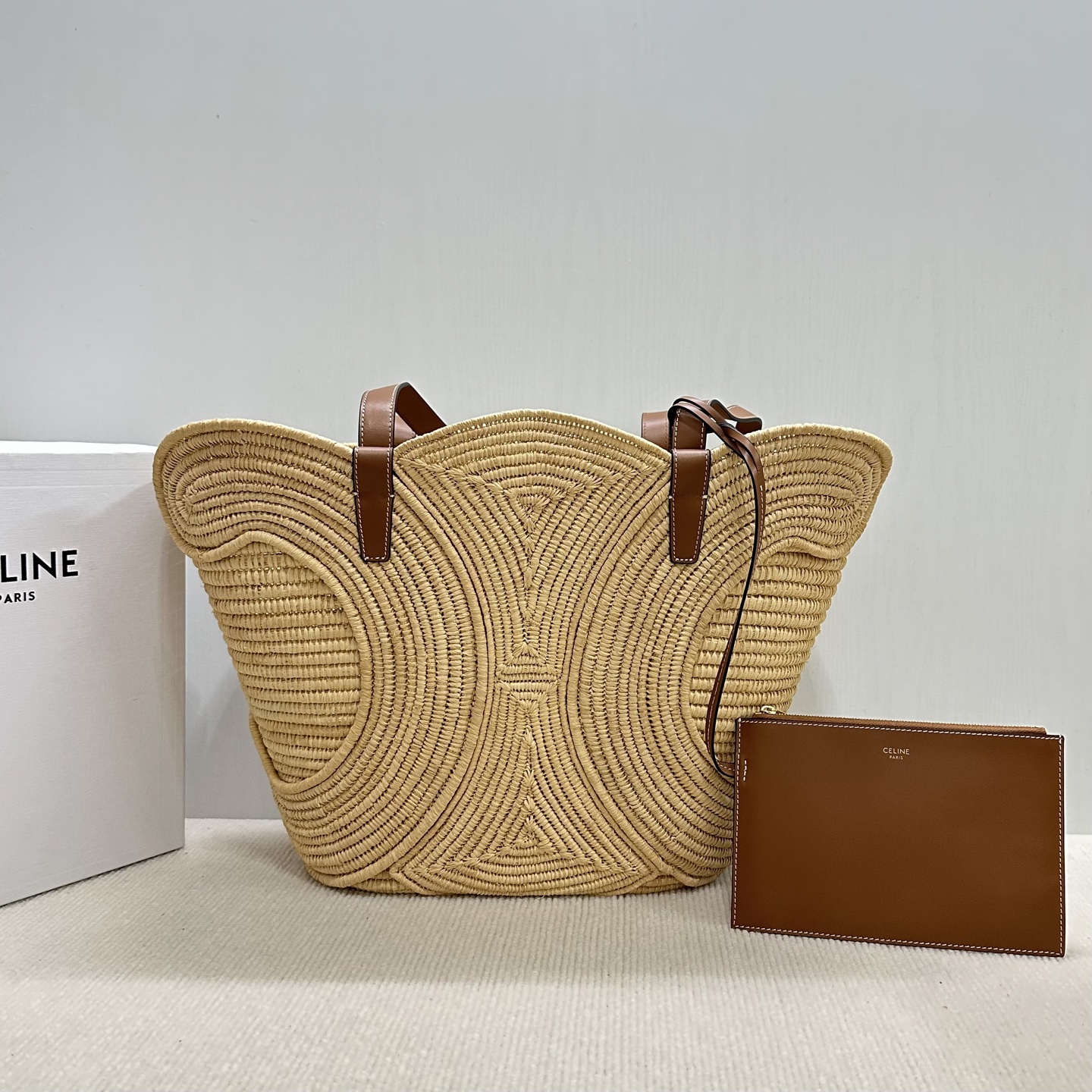 NO:340385,Genuine grade original leather [exclusive new product] CELINE Natural plant materials and cowhide leather medium-sized woven TRIOMPHE classic basket bag. Midsummer is a straw bag. Each natural straw woven vegetable basket is purely hand-woven. Celine girls' summer. The holiday style that loves not enough. ~ Like this unique leisurely holiday feeling~ The warm beige color is like the beach in the early morning. It gives people a calm and warm feeling. Spacious and practical bag body matched with three-dimensional Arc de Triomphe cleverly blends high-end tone~ The upper body looks great!  It's a super film to take photos!  Note: Hand-woven handbags, each piece has a unique style. The size and shape may be slightly different. Natural plant materials, cowhide, unlined, gold finish, shoulder back, 1 main compartment, 1 inner removable leather zipper pocket, shoulder strap length 35cm Size 47x30.5x15cm (with original packaging) Model number 116982, Celine, celine, celine, espadrilles, cowhide19860909正品级 原厂皮【独家新品】CELINE 天然植物材料和牛皮革中号编织TRIOMPHE经典提篮包 盛夏是属于草编包的 天然草编织菜篮子每一只都是纯手工编制 Celine女孩的夏天 爱不够的假日风 ～喜欢这种与众不同的悠闲假日感～温润的米色调宛如初晨的沙滩 给人平静温馨的感觉宽敞实用的包身搭配上立体凯旋门 巧妙融合高级调性～ 上身巨好看！拍照也超级出片！ 注手工编织手袋,每件作品皆别具一格.尺寸和造型可能稍有差异. 天然植物材料,牛皮革包边,无衬里,金色饰面,肩背,1个主隔层,1个内侧可拆卸皮革拉链口袋,肩带长35cm 尺寸47x30.5x15cm（配原版包装） 款号116982,赛琳,celine,celine,espadrilles,cowhide,Bag