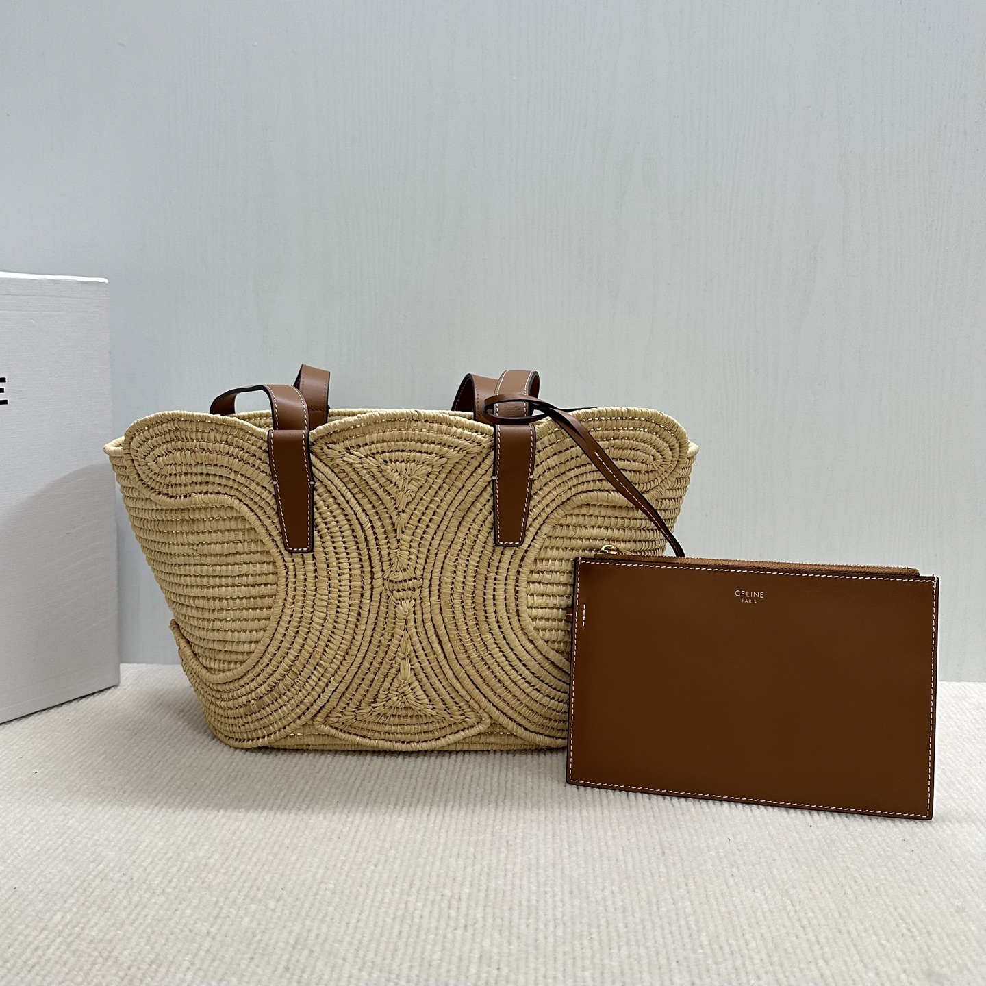 NO:340394,Genuine grade original leather [exclusive new product] CELINE small trumpet natural plant materials and cowhide leather TRIOMPHE classic basket bag. Midsummer is a straw woven bag. Small trumpet~ Each natural straw woven vegetable basket is purely handmade. Celine girls' summer. The holiday style that loves not enough ~ Like this unique leisurely holiday feeling~ The warm beige color is like the beach in the early morning, giving people a calm and warm feeling. Spacious and practical body matched with three-dimensional Arc de Triomphe cleverly blends high-end tone~ The upper body looks great!  It's a super film to take photos!  Note: Hand-woven handbags, each piece is unique. The size and shape may vary slightly. Natural plant materials, cowhide, unlined, gold finish, shoulder and carry, 2 leather handles 35cm in length, size 36x20.5x13cm, model number 117022 (with original packaging), Celine, celine, celine, espadrilles, cowhide19860909正品级 原厂皮【独家新品】CELINE 小号 天然植物材料和牛皮革编织TRIOMPHE经典提篮包 盛夏是属于草编包的 小号来咯～天然草编织菜篮子每一只都是纯手工编制 Celine女孩的夏天 爱不够的假日风 ～喜欢这种与众不同的悠闲假日感～温润的米色调宛如初晨的沙滩 给人平静温馨的感觉宽敞实用的包身搭配上立体凯旋门 巧妙融合高级调性～ 上身巨好看！拍照也超级出片！ 注手工编织手袋,每件作品皆别具一格.尺寸和造型可能稍有差异. 天然植物材料,牛皮革包边,无衬里,金色饰面,肩背和手提,2个皮革提手长35cm 尺寸36x20.5x13cm 款号117022（配原版包装）,赛琳,celine,celine,espadrilles,cowhide,Bag