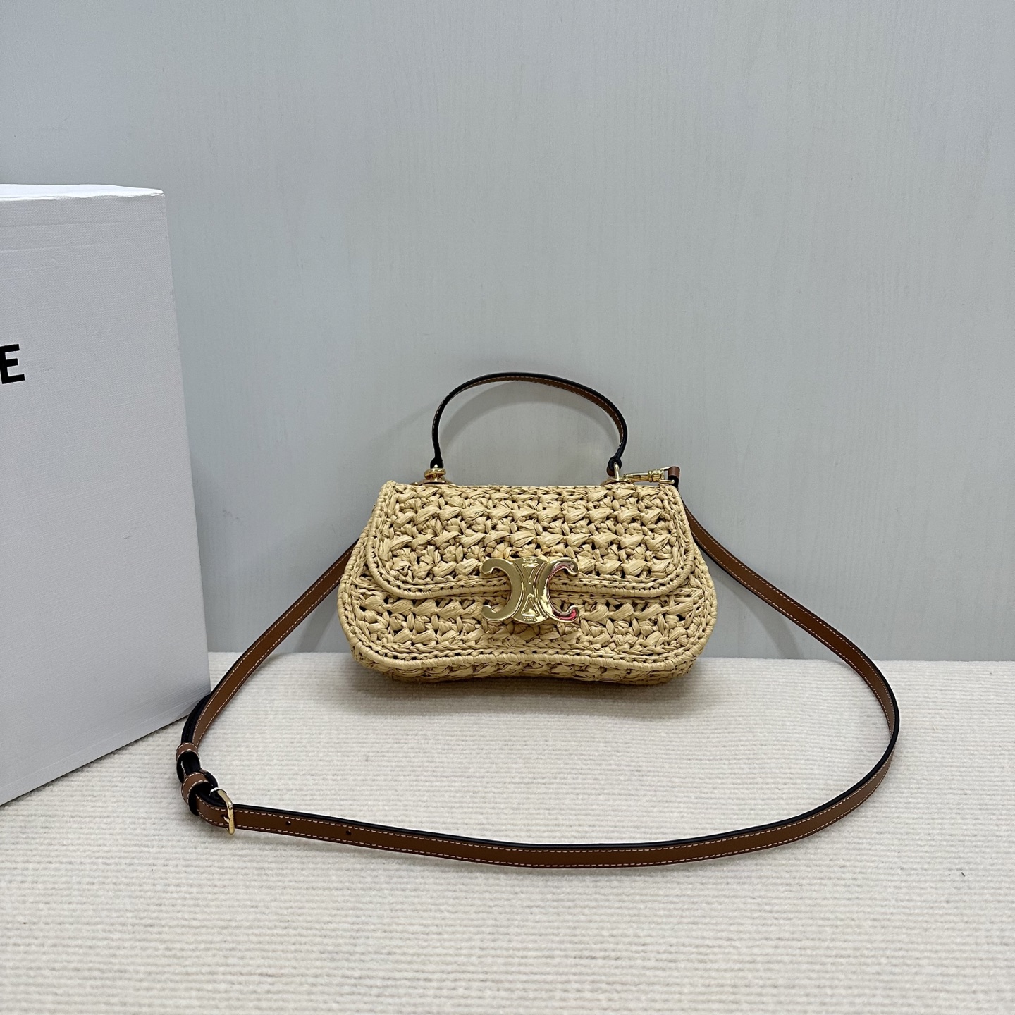 NO:340370,Genuine grade original leather New product is launched TEEN LOLA small straw braided handbag TEEN CELINE LOLA Focus on the new LOLA BAG, with a neat appearance contour design and the iconic Arc de Triomphe logo. The overall feeling is light and fashionable. The bag is made of Rafia pure hand-woven, matched with an all-steel TRIOMPHE nail buckle switch, and the content is matched with a main lattice layer and a flat pocket. The accessories include a removable and adjustable shoulder strap, one shoulder, crossbody, and hand-held! With the daily shape changes, the right styling feel takes into account the capacity needs~ Model number 119862 Color Rafite/brown Size 20x11.5x5cm (with original packaging), Celine, celine, celine, espadrilles19860909正品级 原厂皮 新品上线TEEN LOLA小号草编手袋 TEEN CELINE LOLA 目光聚焦于全新的LOLA BAG,俐落的外观轮廓设计,搭载标誌性的凯旋门标誌,整体充满轻巧又时髦不羁的时尚感.包包采用拉菲草纯手工编织制成,搭配 全钢 TRIOMPHE钉扣开关,内容量搭配一个主格层及平口袋,配件包含一个可拆卸可调节肩带,单肩、斜挎、手拎都可！随着每日的造型变化. 恰到好处的造型感,又兼顾到了容量需求～ 款号119862 颜色拉菲草/棕色 尺寸20x11.5x5cm（配原版包装）,赛琳,celine,celine,espadrilles,Bag