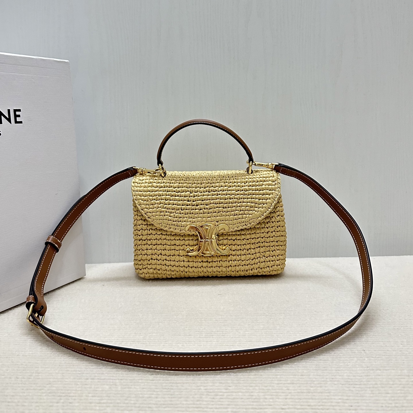 NO:340376,Genuine grade original leather New product is launched CELINE TEEN NINO braided handbag New Arc de Triomphe bag full of high-end feeling!  Simple and exquisite outlines, etc... all exudes an unparalleled sense of high-end. The lines of kelly's classic shape are simple and elegant. There is no need for extra decoration. They all show aesthetic charm. Model number 118112 weave. Size 20.5x13x8 (with original packaging), Celine, celine19860909正品级 原厂皮 新品上线 CELINE TEEN NINO编织手袋 新款凯旋门收袋 满满高级感！ 简约精致的轮廓 等等…都散发着无与伦比的高级感 kelly经典造型的线条简洁大方 无需多余的装饰 都即显审美魅力 款号118112编织 尺寸20.5x13x8（配原版包装）,赛琳,celine,celine,Bag