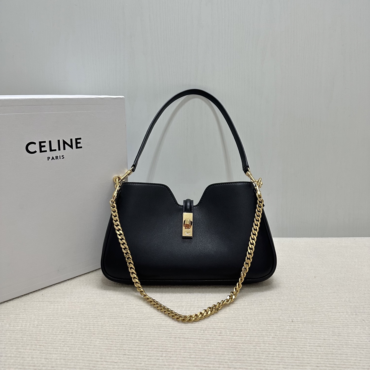 NO:340351,Genuine grade original leather new products are launched CE CAMILLE Recently, Ce's new Camille underarm bag has been heavily flooded with the screen!  This bag is a perfect combination of fashion and elegance, and it makes people fall in love with it at a glance!  The classic black, paired with golden locks, reveals a low-key luxury, which can make you fully open your aura in both workplace and daily life!  The leather is delicate and textured, and it makes people love it when touched. The details further demonstrate Celine's exquisite craftsmanship!  Model number 122073 Color black Size 27x15x4cm (with original packaging), Celine, celine19860909正品级 原厂皮 新品上线 CE CAMILLE 最近被Ce的新款Camille腋下包狠狠刷屏了！这款包简直是时尚与优雅的完美结合,让人一眼就爱上！ 经典的黑色,搭配金色锁扣,透露出一种低调的奢华感,无论是职场还是日常,都能让你气场全开！ 皮质细腻有质感,摸起来就让人爱不释手,细节之处更是彰显了Celine的精湛工艺！ 款号122073 颜色黑色 尺寸27x15x4cm（配原版包装）,赛琳,celine,celine,Bag