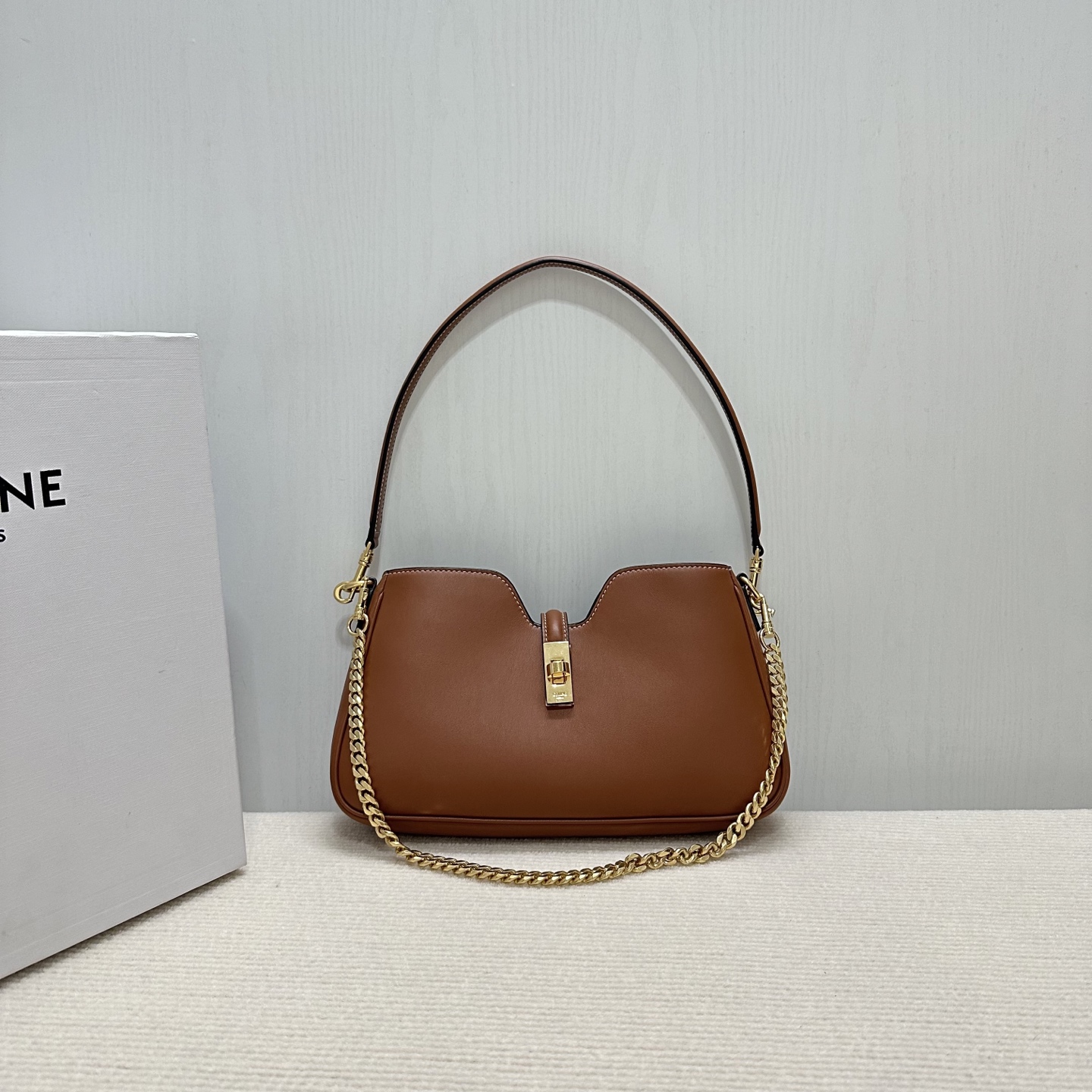 NO:532389,Genuine grade original leather new products are launched CE CAMILLE Recently, Ce's new Camille underarm bag has been heavily flooded with the screen!  This bag is a perfect combination of fashion and elegance, and it makes people fall in love with it at a glance!  The classic black, paired with golden locks, reveals a low-key luxury, which can make you fully open your aura in both workplace and daily life!  The leather is delicate and textured, and it makes people love it when touched. The details further demonstrate Celine's exquisite craftsmanship!  Model number 122073 Color brown Size 27x15x4cm (with original packaging), celine19860909正品级 原厂皮 新品上线 CE CAMILLE 最近被Ce的新款Camille腋下包狠狠刷屏了！这款包简直是时尚与优雅的完美结合,让人一眼就爱上！ 经典的黑色,搭配金色锁扣,透露出一种低调的奢华感,无论是职场还是日常,都能让你气场全开！ 皮质细腻有质感,摸起来就让人爱不释手,细节之处更是彰显了Celine的精湛工艺！ 款号122073 颜色棕色 尺寸27x15x4cm（配原版包装）,,celine,Bag