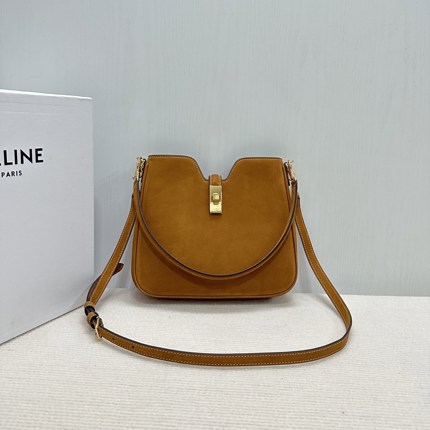 NO:340342,Genuine, original leather, new products, spot CE, new Camille 16 Soft CE camille model has quietly returned to its minimalist and elegant style. You can see from the latest 16 Soft new member of the Camille 16 Soft bag. This new design retains the iconic soft lines of the 16 Soft series, and outlines a casual sense of calmness with the Hobo outline, showing that this is not a bag that deliberately attracts attention, but wins people's hearts with its low-key and restrained charm. Camille 16 Soft  The bag is made of smooth calfskin. The leather itself has a natural luster. The overall shape is smooth and unrestrained. The front of the bag is decorated with the brand's classic 16 metal lock buckle details. Without too much decoration, it can just show the taste. Camille 16 Soft is available in medium and small sizes. The colors range from calm black, classic tan to warm white to light yellow sand. Each tone echoes the brand's insistence on eternal aesthetics. As long as it is casually held on the hand, it has a effortless fashionable feeling. Holding shoulder and crossbody, rotary lock buckle opening and closing. There is a main compartment inside, 1 inner zipper pocket with 1 removable shoulder strap and 1 removable adjustable shoulder strap. Model number 120693  Size 24.5x21.5x5cm (with original packaging), Celine, cowhide19860909正品级 原厂皮 新品现货CE新推出的 Camille 16 Soft CE camille新款 悄悄回归极简优雅作派了,从最新推出的16 Soft 系列新成员Camille 16 Soft 包款 就能窥见一二,这款全新设计保留了16Soft 系列标志性的柔和线条,并以Hobo 轮廓勾勒出一种漫不经心的从容感,在在显示了这不是一款刻意吸引目光的包款,而是以低调内敛的魅力掳获人心. Camille 16 Soft 包款采用光滑小牛皮,皮革本身带有自然的光泽感,整体造型流畅又不失挺度,而包款正面饰有品牌经典的16金属锁扣细节,没有过多装饰,就能恰到好处地彰显品味. Camille 16 Soft 提供中号与小号两种尺寸,颜色从沉稳的黑色、经典的棕褐色,到温润的白色到浅黄沙色,每一种色调都呼应了品牌对永恒美学的坚持,只要随性挽在手上,就有着毫不费力的时髦感. 手提 肩背和斜挎 ,旋转锁扣开合 内设1个主隔层 1个内侧拉链口袋 配1条可拆卸手提肩背带和1条可拆卸调节长肩带 款号120693 颜色驼色 尺寸24.5x21.5x5cm（配原版包装）,赛琳,celine,cowhide,Bag