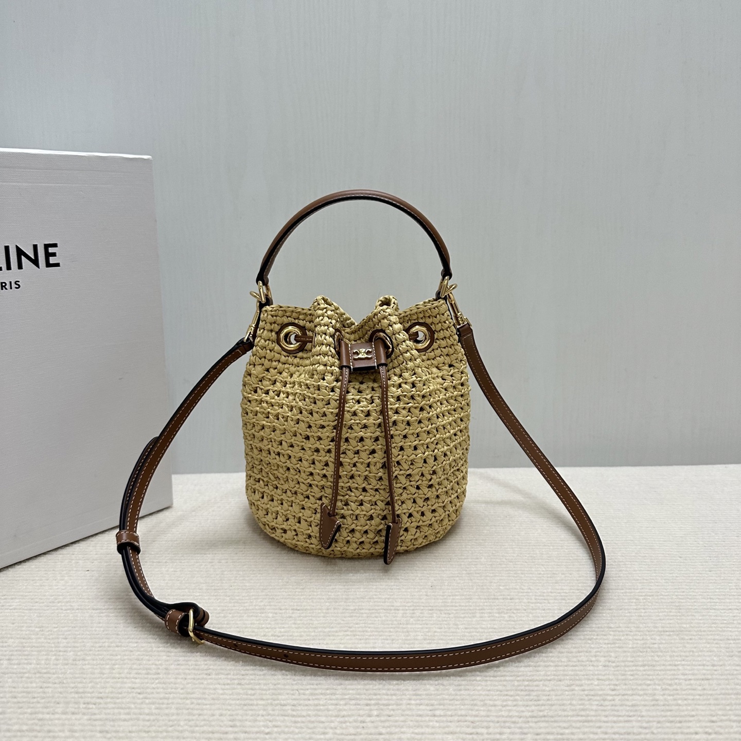 NO:340430,Genuine grade Original leather CELINE braided TEEN CLARA bag Plant material, cowhide leather edging Gold finish Handsome, shoulder and crossbody ~ Drawstring leather strap, decorative metal texture TRIOMPHE logo 1 main compartment 1 leather handle, length 2.76 inches (7 cm) 1 removable and adjustable shoulder strap, minimum length 19 inches (48 cm), maximum length 22 inches (57 cm) Model number 122622 (with original packaging) Size 16 x 19 x 16 cm, Celine, celine, cowhide19860909正品级 原厂皮 CELINE编织TEEN CLARA包包 植物材料,牛皮革包边 金色饰面 可手提、肩背和斜挎～ 抽绳皮革系带,装饰性金属质感TRIOMPHE标志 1个主隔层 1个皮革提手,长度2.76英寸（7厘米） 1条可拆卸和可调节肩带,最小长度19英寸（48厘米）,最大长度22英寸（57厘米） 款号122622（配原版包装） 尺寸16 x 19 x 16cm,赛琳,celine,celine,cowhide,Bag