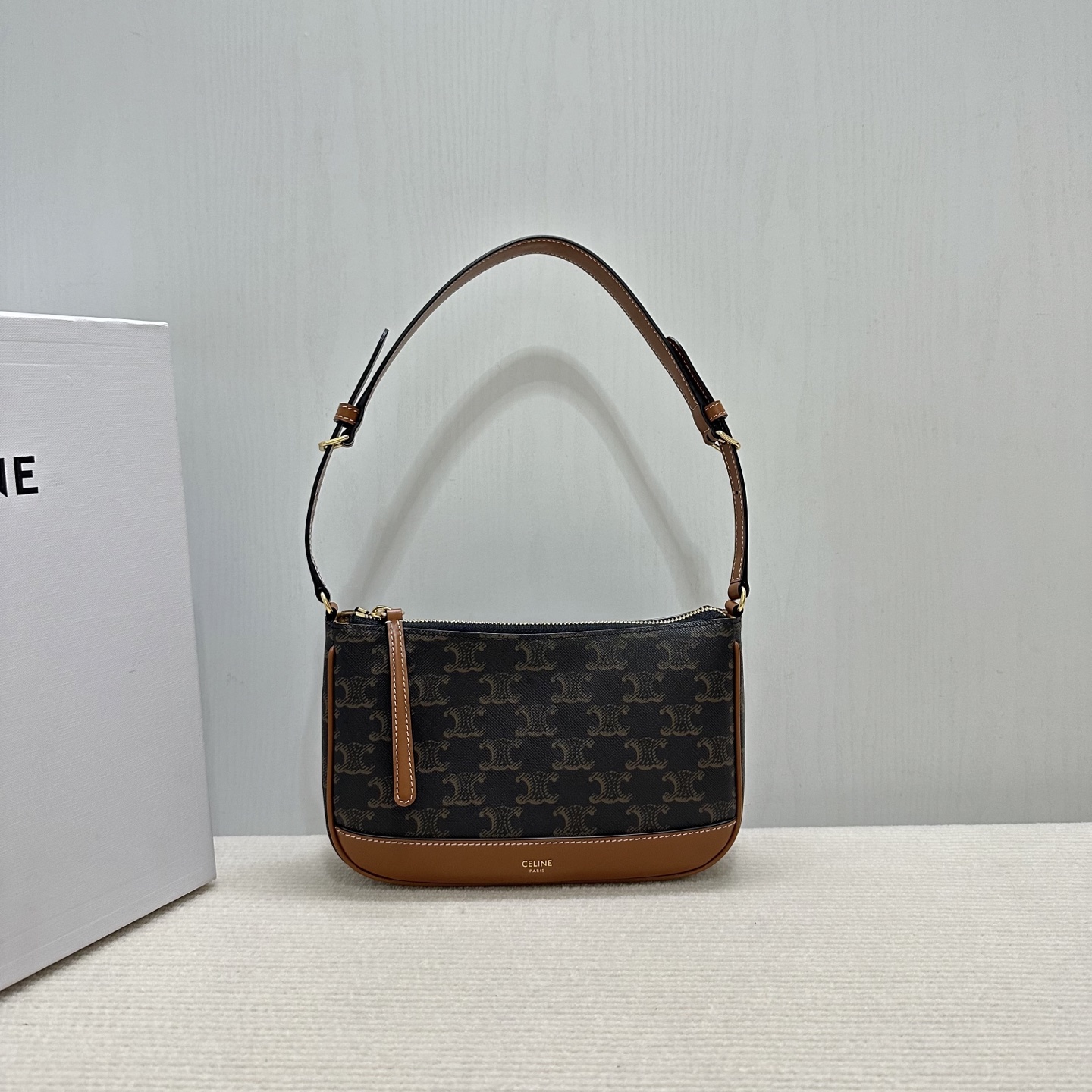 NO:340503,Genuine grade original leather CELINE underarm mahjong bag TRIOMPHE CANVAS logo printing, cowhide leather edging Fabric fabric lining Model number 119412 Size; 21x13x5 (with original packaging), Celine, celine, celine, cowhide19860909正品级 原厂皮 CELINE腋下麻将包 TRIOMPHE CANVAS标志印花, 牛皮革包边 织物面料衬里 款号119412 尺寸；21x13x5（配原版包装）,赛琳,celine,celine,cowhide,Bag
