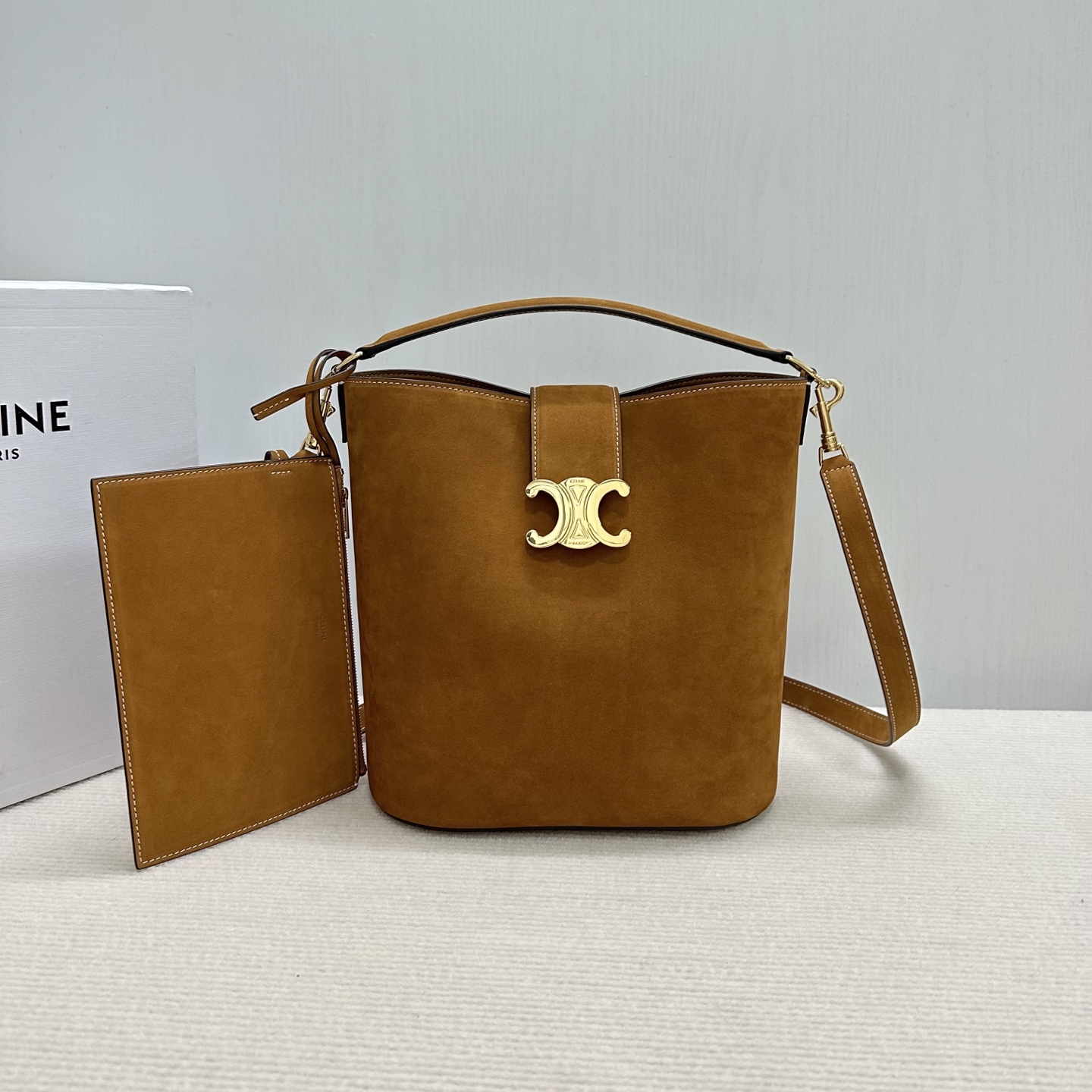 NO:340567,Genuine grade New product is launched CE Home New bucket bag Louise is made of cowhide suede, the clean and smooth bucket silhouette, the deep background sets off the exquisite and shiny golden Triomphe logo, showing a relaxed and casual temperament, the handbag is equipped with handheld and removable shoulder straps, and the capacity is very considerable. Daily commuting, business trip, completely stress-free office model number 116613 Color camel (with original packaging) Size 24x25x16, Celine, louis vuitton, cowhide19860909正品级 新品上线 CE家新款桶包 Louise 采用牛皮绒面革塑造 洗练流畅的水桶廓型,深邃背景烘托精巧闪亮的金色Triomphe凯旋徽标 ,呈现轻松随性气质 ,手袋配置手提和可拆卸肩带,容量非常可观 日常通勤 出差 办公完全无压力 款号116613 颜色驼色（配原版包装） 尺寸24x25x16,赛琳,celine,louis vuitton,cowhide,Bag