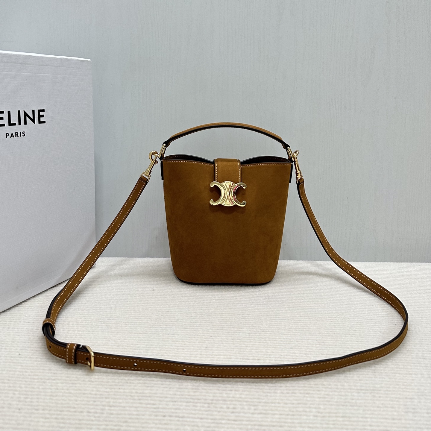 NO:340559,Genuine grade new product is launched CE Home's new mini bucket bag Louise uses shiny and delicate calfskin to create a clean and smooth bucket silhouette, and the deep background sets off the exquisite and shiny golden Triomphe logo, showing a relaxed and casual temperament. The handbag is equipped with portable and removable shoulder straps, and the capacity is very considerable. Daily commuting, business trip, office pressure-free. Model number 10N473, color camel size 13.5x16x10cm (with original packaging), Celine, celine, louis vuitton, cowhide19860909正品级 新品上线 CE家新款mini桶包 Louise 采用光泽细腻的小牛皮塑造洗练流畅的水桶廓型,深邃背景烘托精巧闪亮的金色Triomphe凯旋徽标 ,呈现轻松随性气质 ,手袋配置手提和可拆卸肩带,容量非常可观 日常通勤 出差 办公完全无压力 款号10N473 颜色驼色 尺寸13.5x16x10cm（配原版包装）,赛琳,celine,louis vuitton,cowhide,Bag