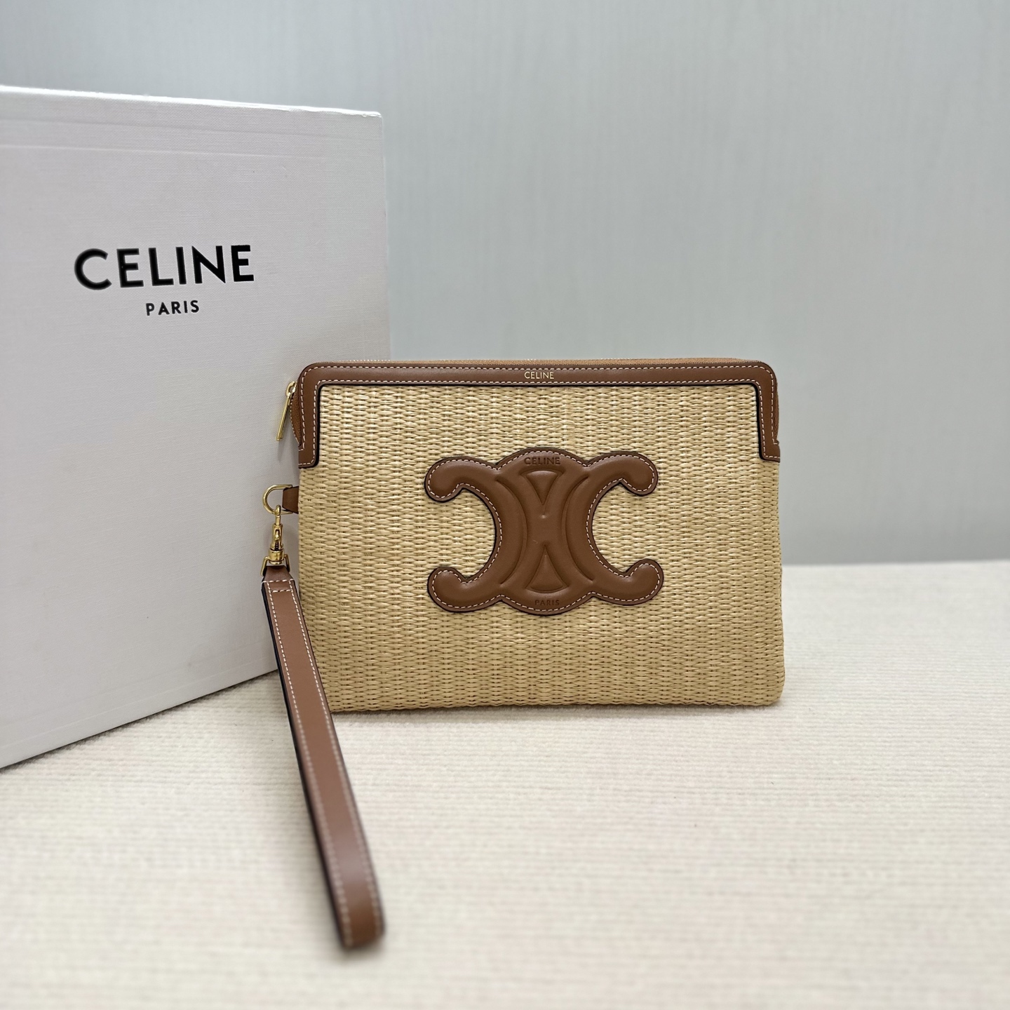 NO:768766,Authentic grade new product launched. This celine clutch bag, the basic version has a hand strap for greater practicality. The brown leather edge at the zipper echoes the logo, adding a sense of uniqueness. Fine workmanship. Exquisite wiring. It is equipped with a hand strap, which is highly practical. Model No. 10J502. Natural color (with original packaging). Size 25×17.5×1, Celine wallet, celine, celine, wallets, handbag19860909正品级 新品上线 这款celine 手拿包, 基础款多加了手绳实用性更大了,拉链处棕色皮包边和logo相呼应 ,更加增添独特感,做工精细 走线精致, 配有手拎带,实用性强 款号10J502 颜色天然色（配原版包装） 尺寸25×17.5×1,赛琳钱包,celine,celine,wallets,handbag,Bag