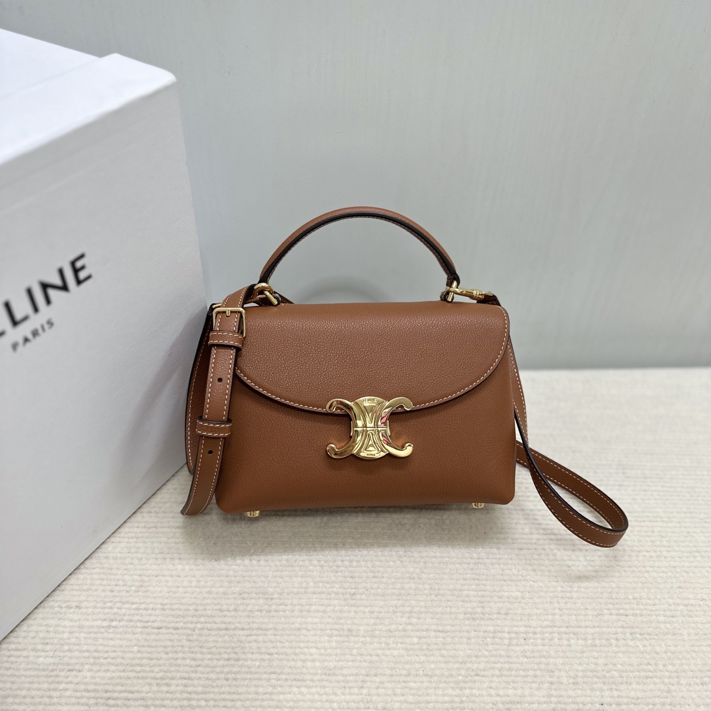 NO:617860,Authentic grade new products launched CE Arc de Triomphe kelly handbag new Arc de Triomphe bag full of high-end sense!  Simple and exquisite outline, whether it is calm black, low-key brown, classic presbyopia color scheme, etc... all exude an unparalleled sense of luxury. The lines of Kelly's classic shape are simple and elegant, without unnecessary decoration, showing aesthetic charm. Style No. 118113 litchi pattern/tawny, size 20.5x13x8 (with original packaging), Celine, Celine19860909正品级 新品上线CE凯旋门kelly手袋 新款凯旋门收袋 满满高级感！ 简约精致的轮廓 无论是沉稳的黑色 低调的棕色经典的老花配色 等等…都散发着无与伦比的高级感 kelly经典造型的线条简洁大方 无需多余的装饰 都即显审美魅力 款号118113荔枝纹/黄褐色 尺寸20.5x13x8（配原版包装）,赛琳,celine,Bag