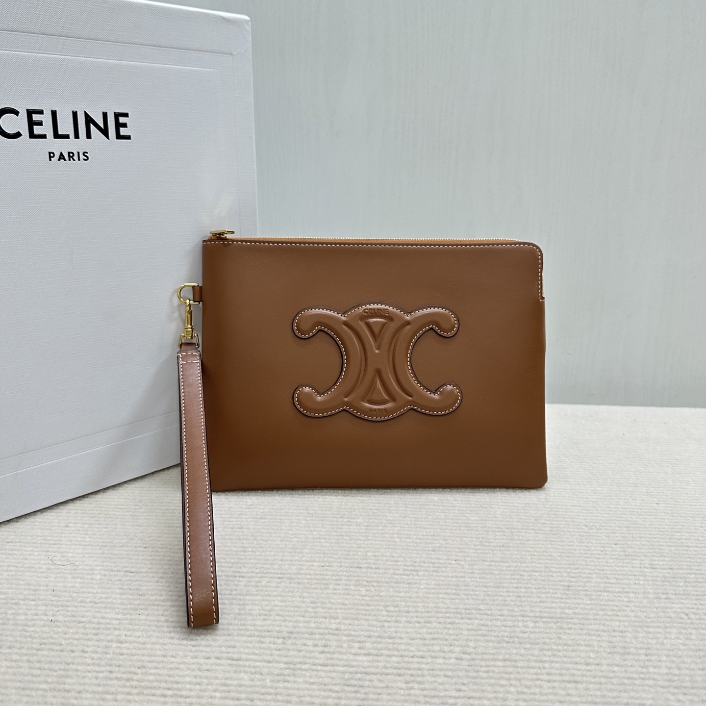 NO:768772,Authentic grade new product launched. This celine clutch bag, the basic version has a hand strap for greater practicality. The brown leather edge of the zipper echoes the logo, adding a unique feeling, fine workmanship, exquisite wiring, equipped with a hand strap, highly practical. Model No. 10J503, color, all leather brown (with original packaging), size 25×17.5×1, Celine wallet, celine, celine, wallets, handbag19860909正品级 新品上线 这款celine 手拿包, 基础款多加了手绳实用性更大了,拉链处棕色皮包边和logo相呼应 ,更加增添独特感,做工精细 走线精致, 配有手拎带,实用性强 款号10J503 颜色全皮棕色（配原版包装） 尺寸25×17.5×1,赛琳钱包,celine,celine,wallets,handbag,Bag
