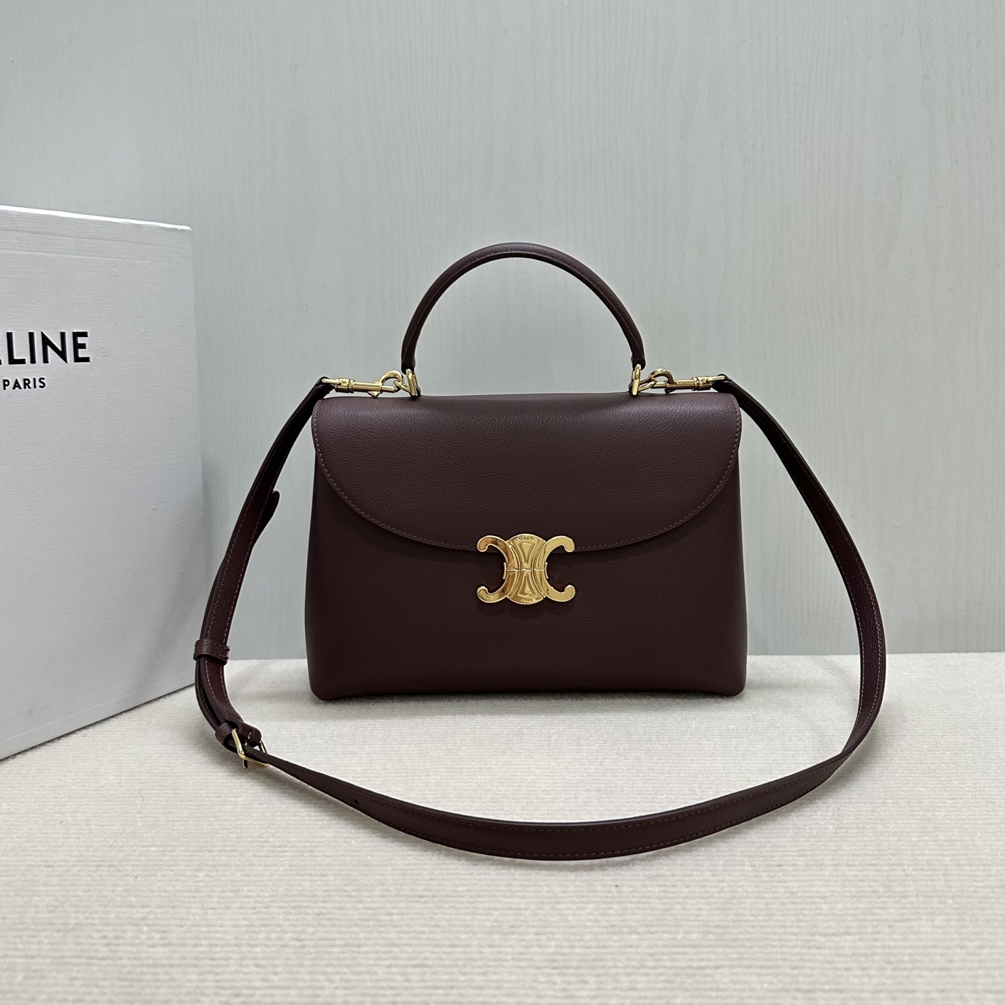 NO:617866,Authentic grade new products launched CE Arc de Triomphe kelly handbag new Arc de Triomphe bag full of high-end sense!  The simple and exquisite outline, whether it is calm black, low-key brown or soft pink, exudes an unparalleled sense of luxury. The lines of Kelly's classic shape are simple and elegant, without unnecessary decoration, showing aesthetic charm. Style No. 117523 Deep Land Red Size 25x17.5x10 (with original packaging), Celine, Celine19860909正品级 新品上线CE凯旋门kelly手袋 新款凯旋门收袋 满满高级感！ 简约精致的轮廓 无论是沉稳的黑色 低调的棕色 或者是柔和的粉色 都散发着无与伦比的高级感 kelly经典造型的线条简洁大方 无需多余的装饰 都即显审美魅力 款号117523深勃垦地红 尺寸25x17.5x10（配原版包装）,赛琳,celine,Bag