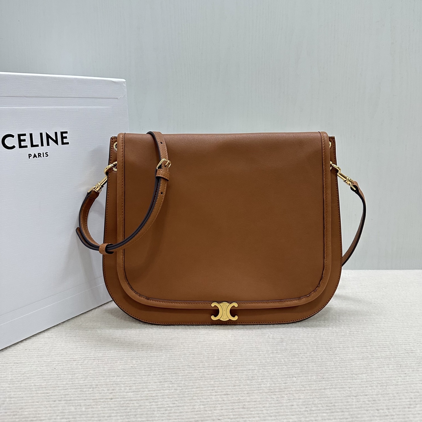 NO:639422,Authentic Besace handbags, the latest Soft Triomphe Besace. The recently popular Soft Triomphe Besace is a new style for the spring and summer of 2026, focusing on a 'lazy and fashionable' feeling. ·The bag design is more square than the classic half-moon bag. The box-shaped structure makes it look more rigid and has a larger capacity. It can easily hold a folding umbrella, a thermos cup and a cosmetic bag.  ·The material and feel are made of soft natural grained shiny lambskin, which has a delicate feel and is very light in weight, so it is not burdensome to carry. ·Practical details There is a zipper pocket on the back of the bag, which can be used to store mobile phones or keys, which is very convenient. The magnetic buckle is low-key. The Triomphe emblem has a crisp 'click' sound when opening and closing.  . It is equipped with a detachable and adjustable shoulder strap that can be carried in various ways. It can be carried on one shoulder, across the body, or in the hand. When paired with a suit jacket, it has a French lady feel. Style number 123632, color light tan, size 32x2x26cm (with original packaging), Celine, celine, cosmetic bags & cases, jackets & coats, business suit, sheepskin19860909正品级 Besace 手袋 最新款 Soft Triomphe Besace 最近很火的 Soft Triomphe Besace 是2026春夏的新款,主打一个“慵懒时髦”的感觉. ·包型设计相比经典的半月包,这款 Besace 更加方正一些,箱型结构让它看起来更挺括,容量也更大,能轻松装下折叠伞、保温杯和化妆包. ·材质与手感采用柔软的天然粒面亮泽小羊皮,手感细腻,自重很轻,背起来没有负担. ·实用细节包身背面有一个拉链口袋,可以放手机或钥匙,非常方便.磁吸扣是低调的. Triomphe 徽记,开合时有清脆的“咔哒”声. .背法多样配有可拆卸和可调节的肩带,可以单肩、斜挎,也可以手提,搭配西装外套很有法式小姐姐的感觉. 款号123632 颜色浅棕褐色 尺寸32x2x26cm（配原版包装）,赛琳,celine,cosmetic bags & cases,jackets & coats,business suit,sheepskin,Bag