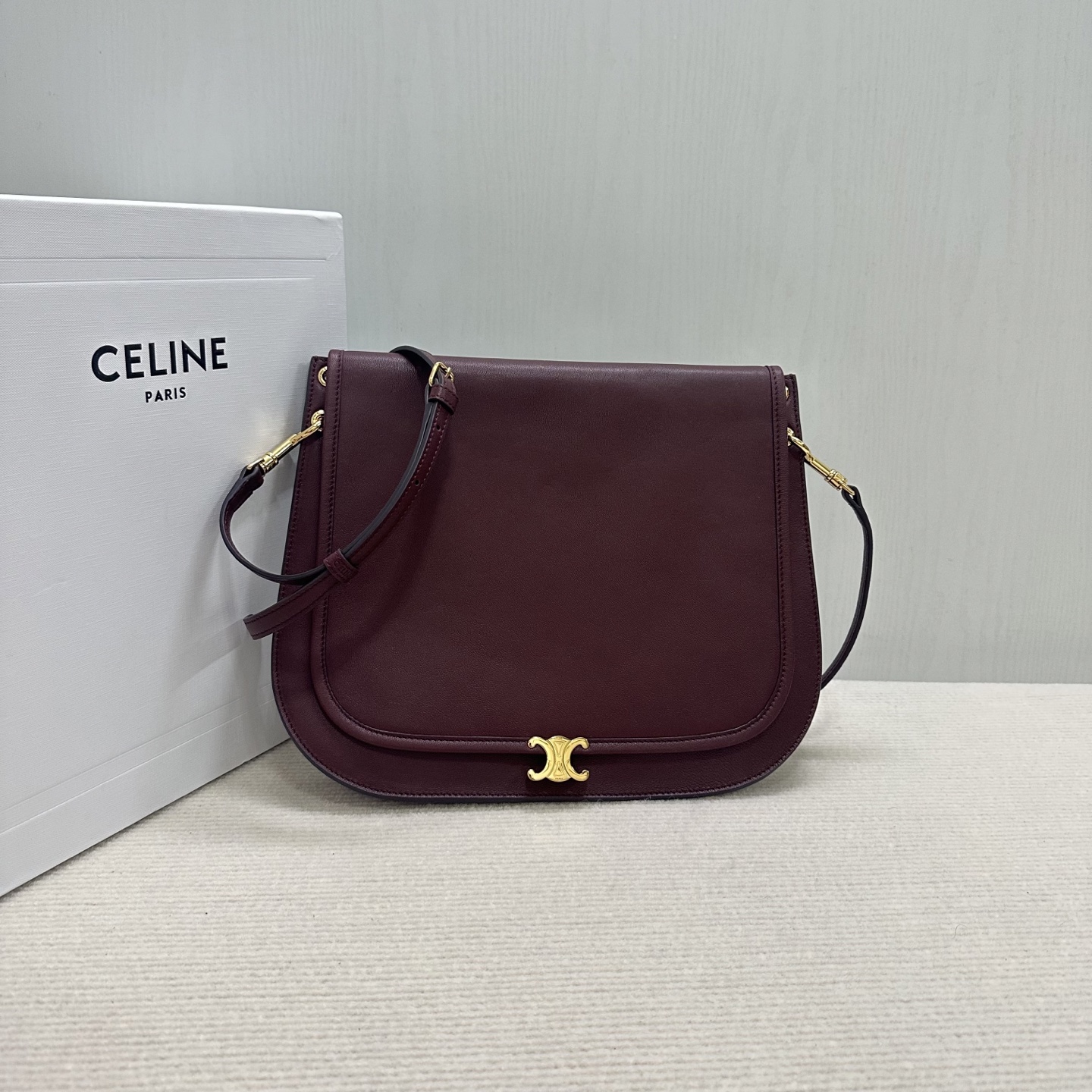 NO:639444,Authentic Besace handbags, the latest Soft Triomphe Besace. The recently popular Soft Triomphe Besace is a new style for the spring and summer of 2026, focusing on a 'lazy and fashionable' feeling. ·The bag design is more square than the classic half-moon bag. The box-shaped structure makes it look more rigid and has a larger capacity. It can easily hold a folding umbrella, a thermos cup and a cosmetic bag.  ·The material and feel are made of soft natural grained shiny lambskin, which has a delicate feel and is very light in weight, so it is not burdensome to carry. ·Practical details There is a zipper pocket on the back of the bag, which can be used to store mobile phones or keys, which is very convenient. The magnetic buckle is low-key. The Triomphe emblem has a crisp 'click' sound when opening and closing.  . It is equipped with a detachable and adjustable shoulder strap that can be carried in various ways. It can be carried on one shoulder, cross-body or hand-held. It has a French lady feel when paired with a suit jacket. Style number 123632 Color burgundy Size 32x2x26cm (with original packaging), Celine, celine, cosmetic bags & cases, jackets & coats, business suit, sheepskin19860909正品级 Besace 手袋 最新款 Soft Triomphe Besace 最近很火的 Soft Triomphe Besace 是2026春夏的新款,主打一个“慵懒时髦”的感觉. ·包型设计相比经典的半月包,这款 Besace 更加方正一些,箱型结构让它看起来更挺括,容量也更大,能轻松装下折叠伞、保温杯和化妆包. ·材质与手感采用柔软的天然粒面亮泽小羊皮,手感细腻,自重很轻,背起来没有负担. ·实用细节包身背面有一个拉链口袋,可以放手机或钥匙,非常方便.磁吸扣是低调的. Triomphe 徽记,开合时有清脆的“咔哒”声. .背法多样配有可拆卸和可调节的肩带,可以单肩、斜挎,也可以手提,搭配西装外套很有法式小姐姐的感觉. 款号123632 颜色酒红色 尺寸32x2x26cm（配原版包装）,赛琳,celine,cosmetic bags & cases,jackets & coats,business suit,sheepskin,Bag