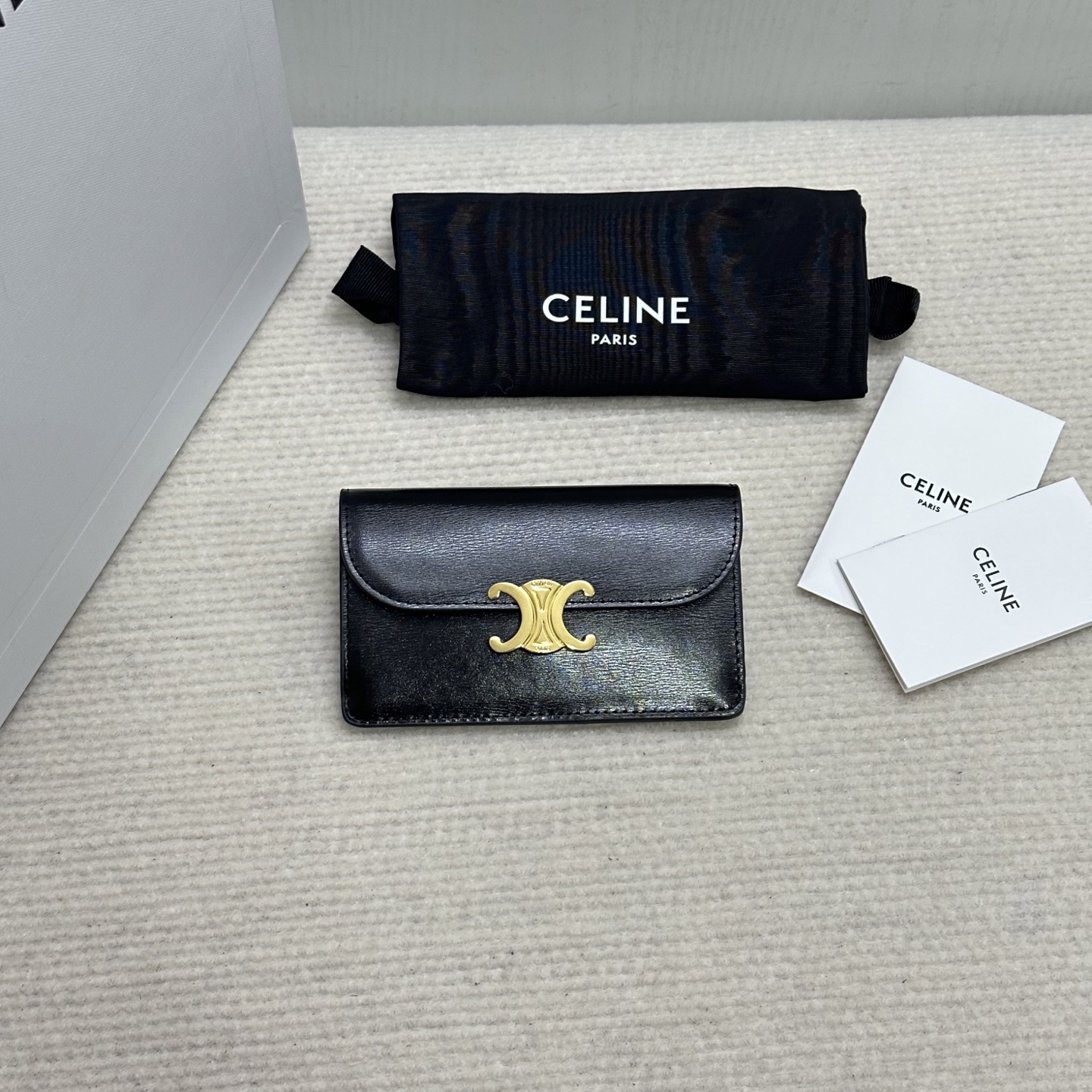 NO:639440,Authentic grade TRIOMPHE glossy cowhide flap with zippered card holder, inner and outer calfskin, button-type metal opening, 1 main compartment, 4 card slots, 1 zippered inner pocket, 1 external flat bag, Style number: 10 black, Size: 13x8×1cm, Celine wallet, celine, wallets, cowhide19860909正品级 TRIOMPHE亮澤牛皮翻蓋內帶拉鏈卡包 內外小牛皮 按鈕式金屬開合 1個主隔層 4個卡槽 1个拉鏈內袋 1个外置扁平袋 款号:10黑色 尺寸:13x8×1cm,赛琳钱包,celine,wallets,cowhide,Bag