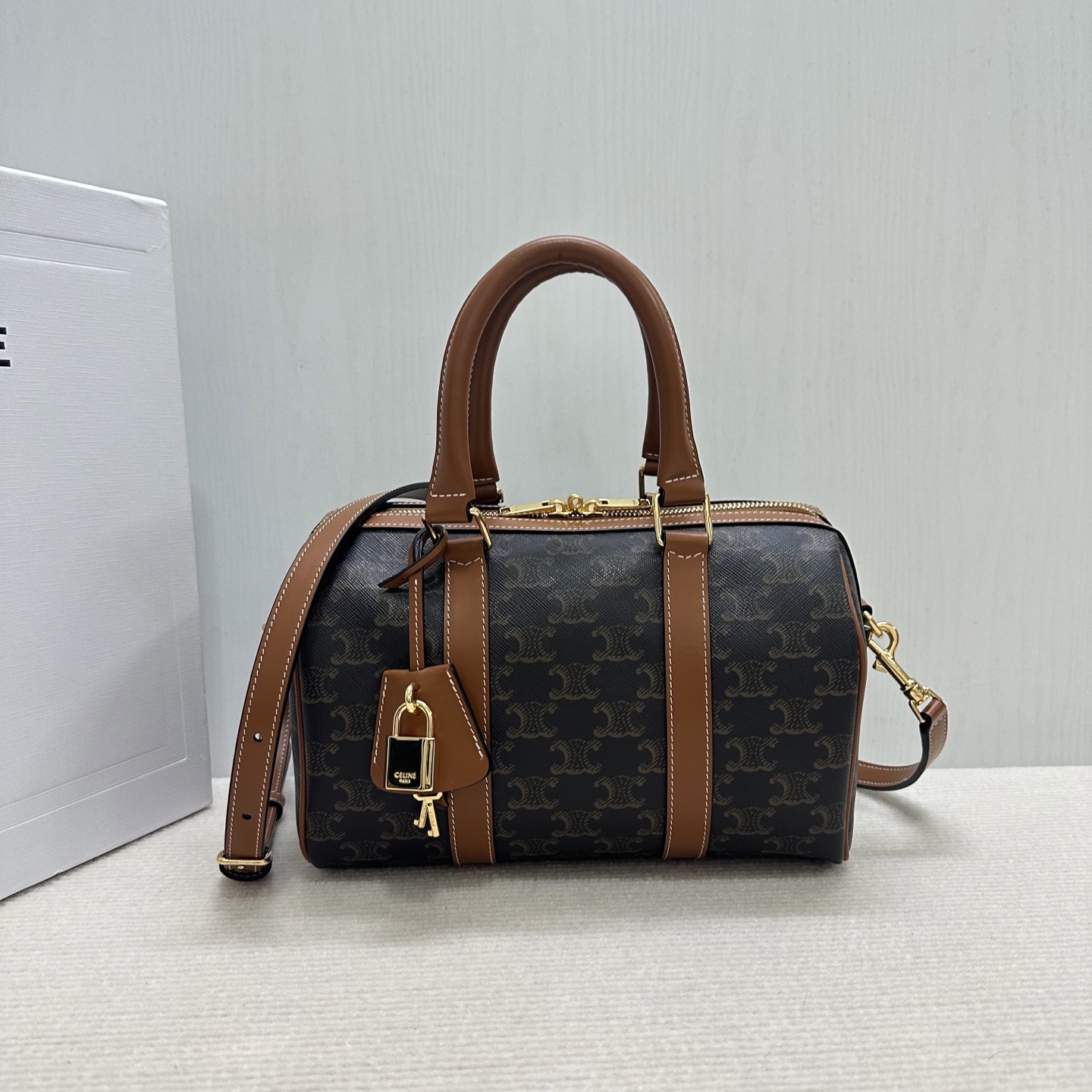 NO:639445,Authentic TRIOMPHE Boston bag, a hot-selling model recently, a high-looking travel bag with the ultimate retro triumphal print pattern, simple lines and smooth lines, and the subversive nature of the original design. It is really old school and can be easily obtained in seconds. Model No. 121322 floral/brown, size 25-19-13, Celine, Celine19860909正品级 TRIOMPHE波士顿包』 近期火爆热销款、、 高颜值旅行袋复古致极的凯旋印花图案、、简约线条流利、、伴随原设计的颠覆性、真的很old school 、让人不经意秒get、 款号121322花料/棕 尺寸25-19-13,赛琳,celine,Bag