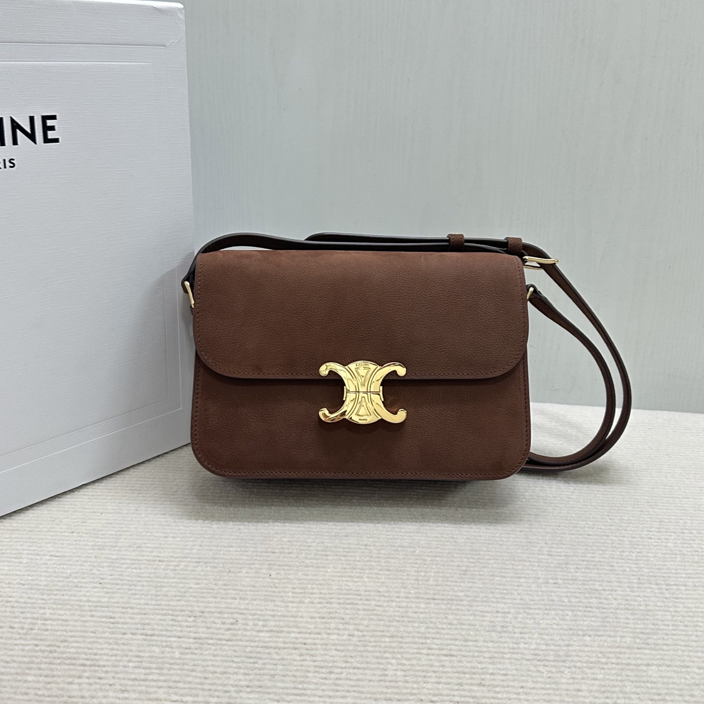 NO:639448,Authentic grade Triomphe_new classic, the definition of the new concept of the Arc de Triomphe, adding elements of Paris, retro style, noble temperament, once again recognized by the fashion field, a favorite of many stars, classic reinvention, reshaping the classic buckle exquisite design, very in line with the forefront of fashion, pure sheepskin on the outside and pure sheepskin on the inside. Modern retro essential color, style number 187363 maroon  Size 22-16.5-7 (with original packaging), celine, cowhide, sheepskin19860909正品级 Triomphe_新经典 凯旋门新理念的定义 添加巴黎的元素 复古风调 高贵的气质 被时尚领域再度认知 超多明星的热爱款 经典再创新 再次重塑经典包扣精致设计 很符合时尚前沿 外牛皮内里纯羊皮.摩登复古必备色 款号187363栗色 尺寸22-16.5-7（配原版包装）,赛琳,celine,cowhide,sheepskin,Bag