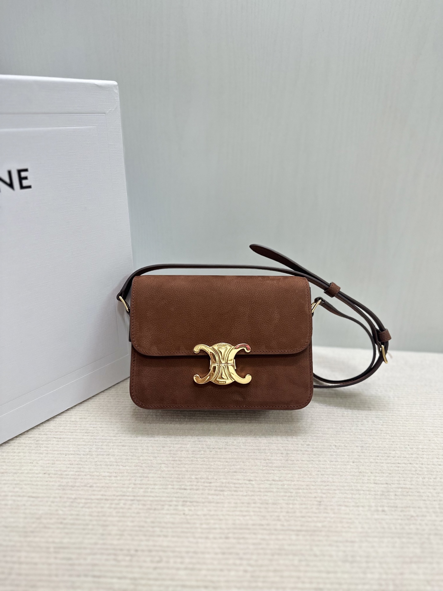 NO:639447,Authentic grade, new products launched, Teen Triomphe, new color handbags, new Triumph Box series, with double C logo as the key buckle ~ Inheriting the essence of Classic, simple and neat square outline, using shimmer mirror calfskin, with lambskin lining, all-steel retro triumphal arch buckle, showing retro classic elegance. Style number 188423 Color maroon  Size 18.5x13.5x7cm (with original packaging), celine, cowhide, sheepskin19860909正品级 新品上线 Teen Triomphe 新色手袋 全新凯旋 Box系列,以双C标志为重点扣饰~承袭Classic精髓,简洁俐落方型轮廓 采用微光镜面小牛皮,内里搭配小羊皮,全钢复古凯旋门扣,尽显复古典雅气韵 款号188423 颜色栗色 尺寸18.5x13.5x7cm（配原版包装）,赛琳,celine,cowhide,sheepskin,Bag