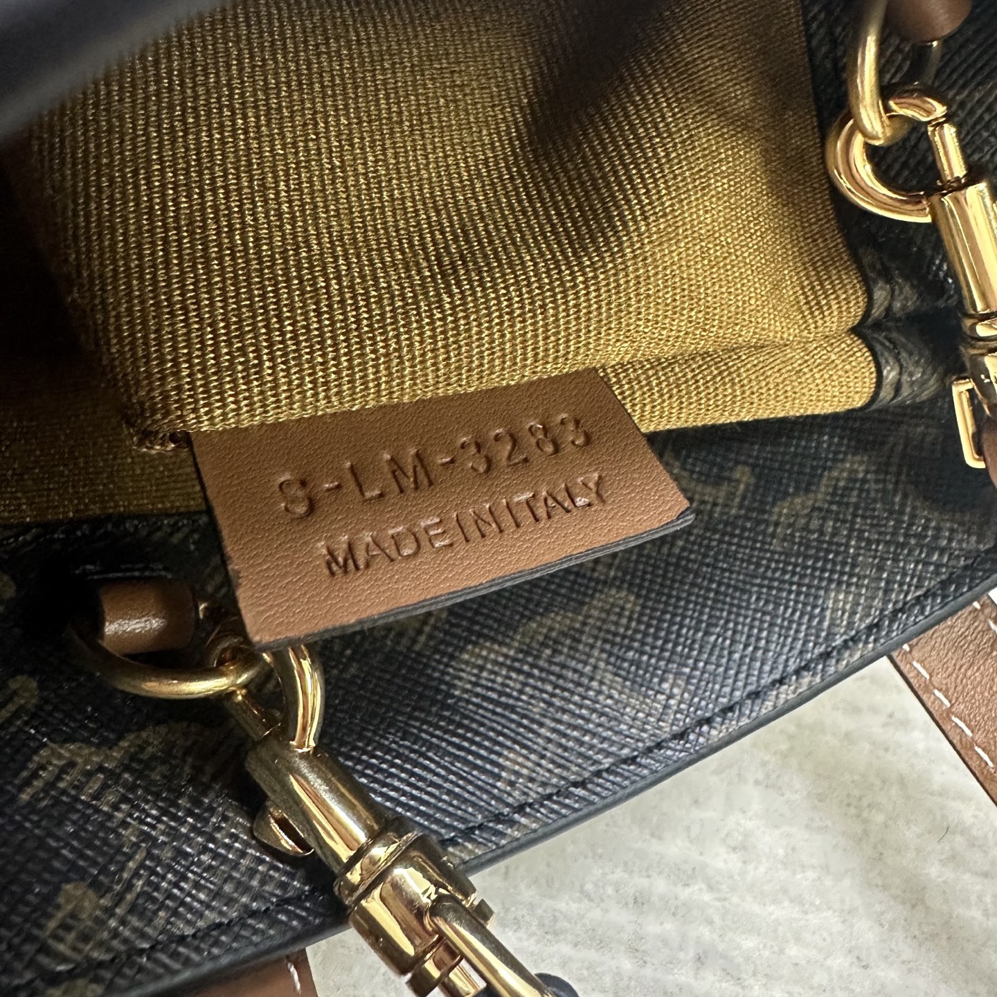 Celine Style Leather Bag style reference detail image 9 from source 772253