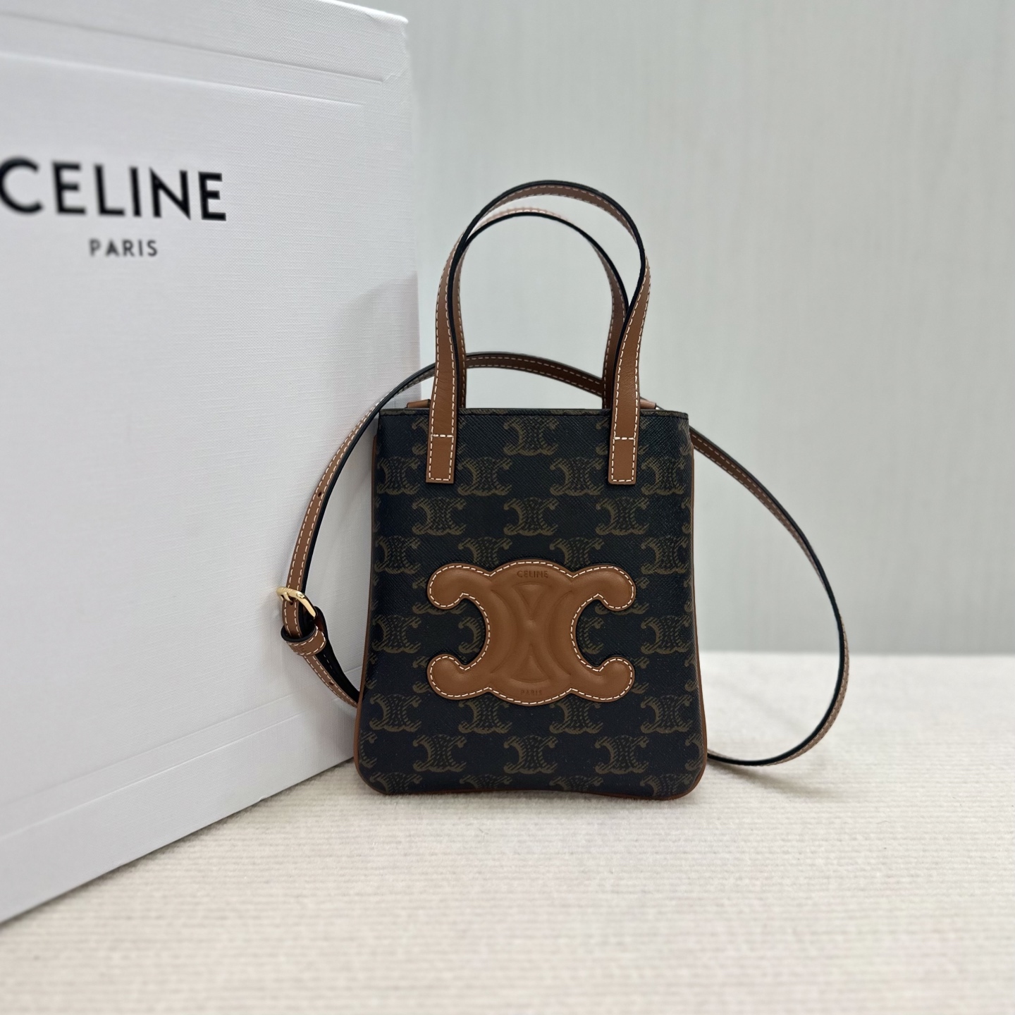 NO:639446,Authentic grade new CELINE mobile phone bag can hold Pro Max. The capacity is just enough for two mobile phones + lipstick or earphones. Material: imported floral material with cowhide. Technology: Arc de Triomphe uses electric welding process to heat two layers of leather and fill it with padding. Size: 15x17x1.5cm (with original packaging). Style No. 10N042 floral/brown, Celine, celine, celine, cowhide.19860909正品级  新品CELINE手机包 可以放得下pro max啦,容量上两只手 机+口红或耳机刚好可以容纳满. 材质:进口花料配牛皮 工艺:凯旋门是采用电焊工艺加热两层皮革并在其填充 衬垫 尺寸: 15x17x1.5cm（配原版包装） 款号10N042花料/棕,赛琳,celine,celine,cowhide,Bag