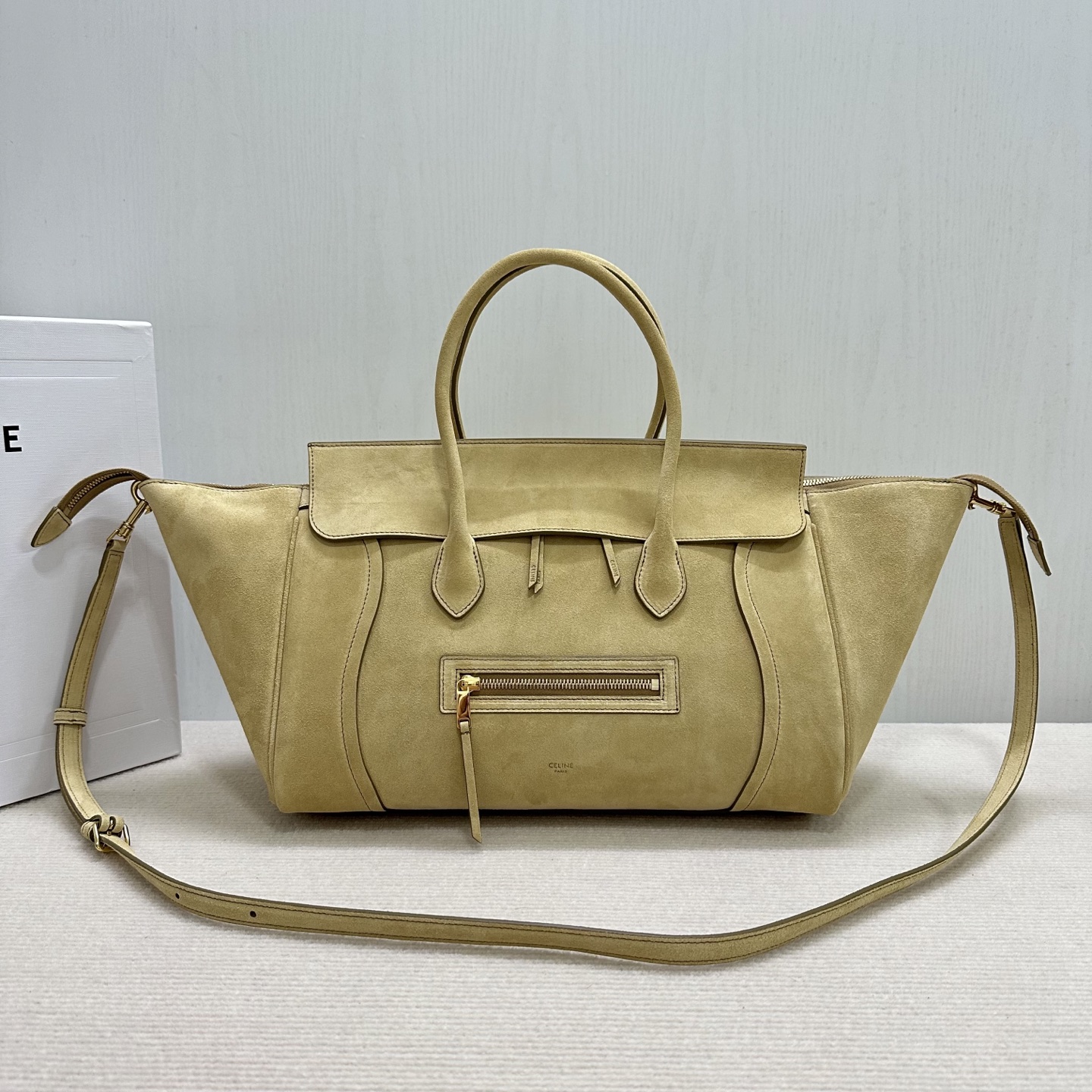 NO:687942,Authentic grade original leather new products launched 26 spring series new smiley bag, CE smiley bag is back with a new look!  CE PRINTEMPS 2026 Spring Series!  NEW LUGGAGE The new version of the smiley bag, the classic in memory, is now available again!  The light material and modern lines are still the most recognizable It Bag!  It shows a simple and neat modern temperament. The new creative director Michael Rider made a surprise return of the 'Smiley Face Bag' in the 2026 spring debut. The smooth, delicate and glossy leather, back seam technology and piping design create a soft and round horizontal outline. The side zipper design presents a unique smile arc, which cleverly echoes the name of the 'Smiley Face Bag'. The classic design is reinterpreted through modern silhouettes, making the whole body more lightweight and versatile, presenting an elegant and casual style!  Style No. 123693 Color Beige Frosted Size Bag opening 56x16.5x23cm, Celine, celine19860909正品级 原厂皮 新品上线 26春季系列全新笑脸包 变,CE笑脸包焕新回归！ CE PRINTEMPS 2026春季系列！ NEW LUGGAGE新版笑脸包 记忆中的经典,焕新登场！ 轻盈的材质,摩登的线条 依旧是那个辨识度拉满的It Bag！ 尽显简约利落的摩登气质.新任创意总监 Michael Rider 在2026春季首秀上让“笑脸包”惊喜回归,柔滑细腻且富有光泽的皮革,背缝工艺和滚边设计塑造出柔和圆润的横版轮廓,侧面拉链设计呈现独特的微笑弧度,巧妙呼应“笑脸包”这一美名.通过现代廓形重释经典设计,整体更加轻便百搭,呈现优雅又随性的风格！ 款号123693 颜色米色磨砂 尺寸袋口56x16.5x23cm,赛琳,celine,Bag