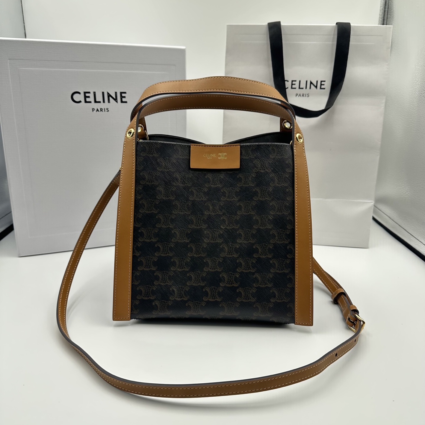 NO:701207,Genuine grade original leather New product launch CUBO handbag CUBO handbag has a unique square design with smooth leather frame structure. It is casual and modern style, and it is a practical and ideal choice for daily use. Small CUBO One detachable and adjustable shoulder strap Logo print, artificial leather fabric, gold finish, 1 main compartment Snap button closure · Carrying methods cross-body, handbag, elbow shoulder Style No. 124182  Color honey color Size 18.5x21x17cm (with original packaging), Celine, celine19860909正品级 原厂皮 新品上线CUBO手袋 CUBO手袋有着独特的方形设计,拥有线条流畅的皮革包框结构.尽显随性与现代格调,当属日常使用的实用理想之选. 小号CUBO 一条可拆卸和可调节肩带 标志印花,人造革织物,金色饰面,1个主隔层 按扣开合 ·携带方式斜挎、手提、肘挎 款号124182 颜色蜂蜜色 尺寸18.5x21x17cm（配原版包装）,赛琳,celine,Bag