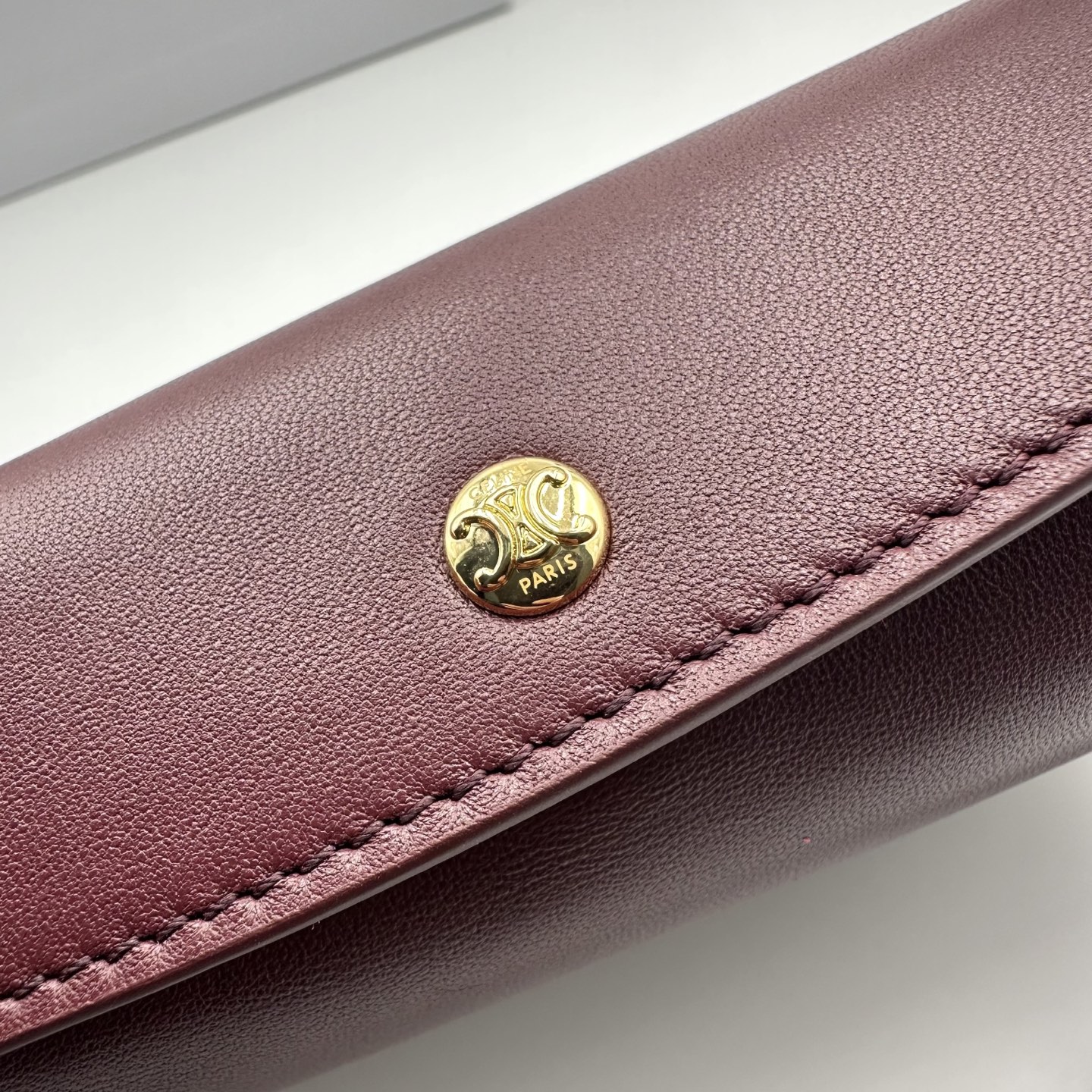 New product launched🅰️🅰️ CE new Trio Flap
While retaining the classic three-layer design, the details have been fully upgraded~
💡Three changes:
. The front and back bags are changed to metal buckle design, which is more casual and sexy.
. The shoulder straps are knotted and can be adjusted as long or short as you like.
. The logo has been moved to the bottom of the bag, making it refined and unobtrusive.
Equipped with secure TRIOMPHE snaps
Adjustable leather shoulder strap with slide-lock leather knot
Practical zippered middle compartment
The new CELINE TRIOMPHE mark
3 main compartments, including one zippered compartment
• Smooth lambskin
Style number: 10
Color: Syrah grape color
Size: 22x14x4cm
(With original packaging) photo 1