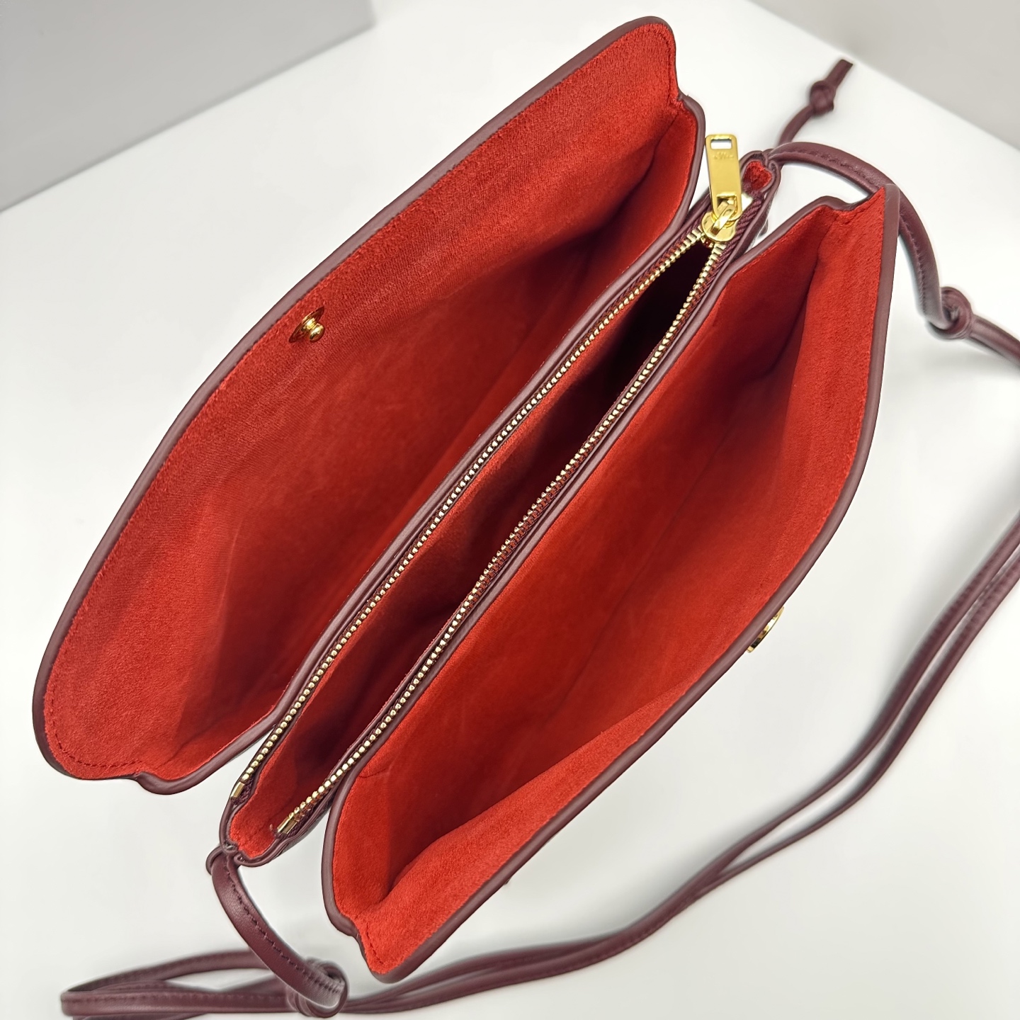 New product launched🅰️🅰️ CE new Trio Flap
While retaining the classic three-layer design, the details have been fully upgraded~
💡Three changes:
. The front and back bags are changed to metal buckle design, which is more casual and sexy.
. The shoulder straps are knotted and can be adjusted as long or short as you like.
. The logo has been moved to the bottom of the bag, making it refined and unobtrusive.
Equipped with secure TRIOMPHE snaps
Adjustable leather shoulder strap with slide-lock leather knot
Practical zippered middle compartment
The new CELINE TRIOMPHE mark
3 main compartments, including one zippered compartment
• Smooth lambskin
Style number: 10
Color: Syrah grape color
Size: 22x14x4cm
(With original packaging) photo 3
