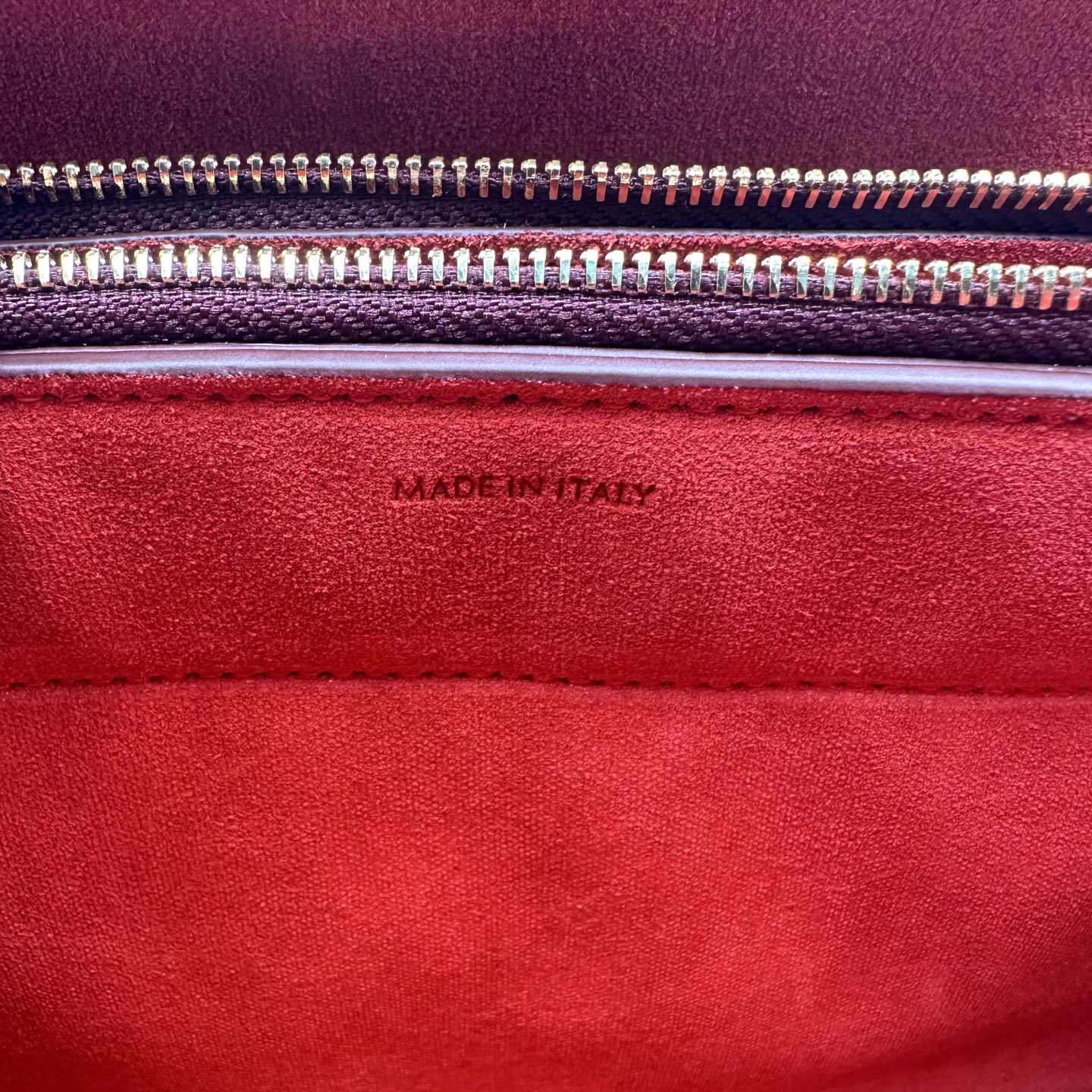 New product launched🅰️🅰️ CE new Trio Flap
While retaining the classic three-layer design, the details have been fully upgraded~
💡Three changes:
. The front and back bags are changed to metal buckle design, which is more casual and sexy.
. The shoulder straps are knotted and can be adjusted as long or short as you like.
. The logo has been moved to the bottom of the bag, making it refined and unobtrusive.
Equipped with secure TRIOMPHE snaps
Adjustable leather shoulder strap with slide-lock leather knot
Practical zippered middle compartment
The new CELINE TRIOMPHE mark
3 main compartments, including one zippered compartment
• Smooth lambskin
Style number: 10
Color: Syrah grape color
Size: 22x14x4cm
(With original packaging) photo 4