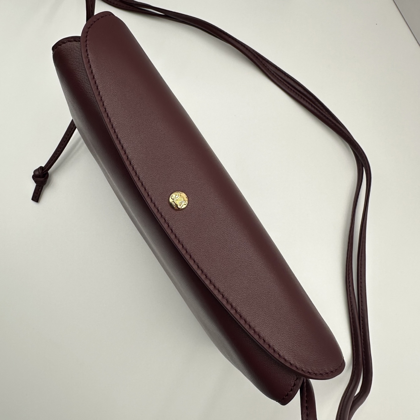 New product launched🅰️🅰️ CE new Trio Flap
While retaining the classic three-layer design, the details have been fully upgraded~
💡Three changes:
. The front and back bags are changed to metal buckle design, which is more casual and sexy.
. The shoulder straps are knotted and can be adjusted as long or short as you like.
. The logo has been moved to the bottom of the bag, making it refined and unobtrusive.
Equipped with secure TRIOMPHE snaps
Adjustable leather shoulder strap with slide-lock leather knot
Practical zippered middle compartment
The new CELINE TRIOMPHE mark
3 main compartments, including one zippered compartment
• Smooth lambskin
Style number: 10
Color: Syrah grape color
Size: 22x14x4cm
(With original packaging) photo 5