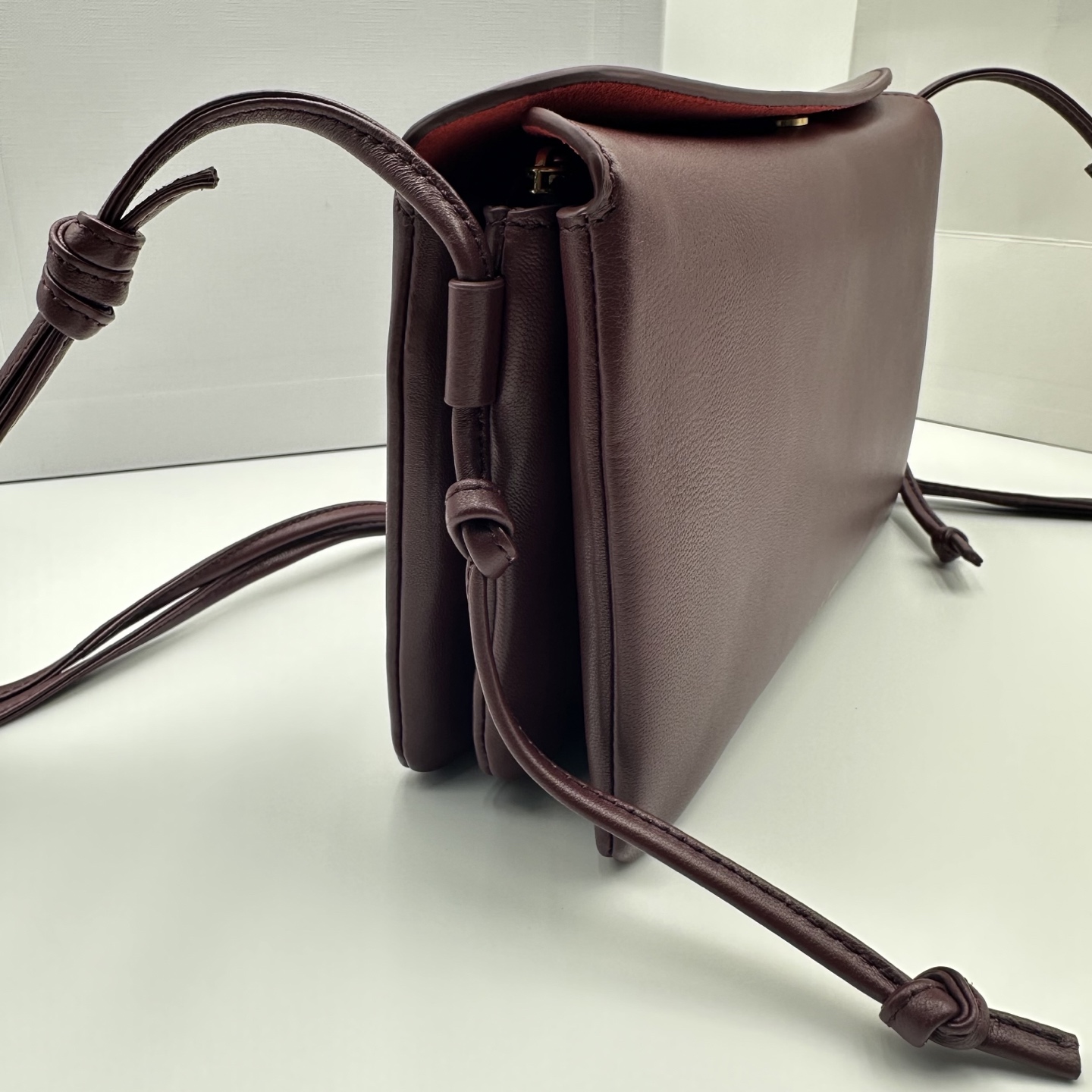 New product launched🅰️🅰️ CE new Trio Flap
While retaining the classic three-layer design, the details have been fully upgraded~
💡Three changes:
. The front and back bags are changed to metal buckle design, which is more casual and sexy.
. The shoulder straps are knotted and can be adjusted as long or short as you like.
. The logo has been moved to the bottom of the bag, making it refined and unobtrusive.
Equipped with secure TRIOMPHE snaps
Adjustable leather shoulder strap with slide-lock leather knot
Practical zippered middle compartment
The new CELINE TRIOMPHE mark
3 main compartments, including one zippered compartment
• Smooth lambskin
Style number: 10
Color: Syrah grape color
Size: 22x14x4cm
(With original packaging) photo 6