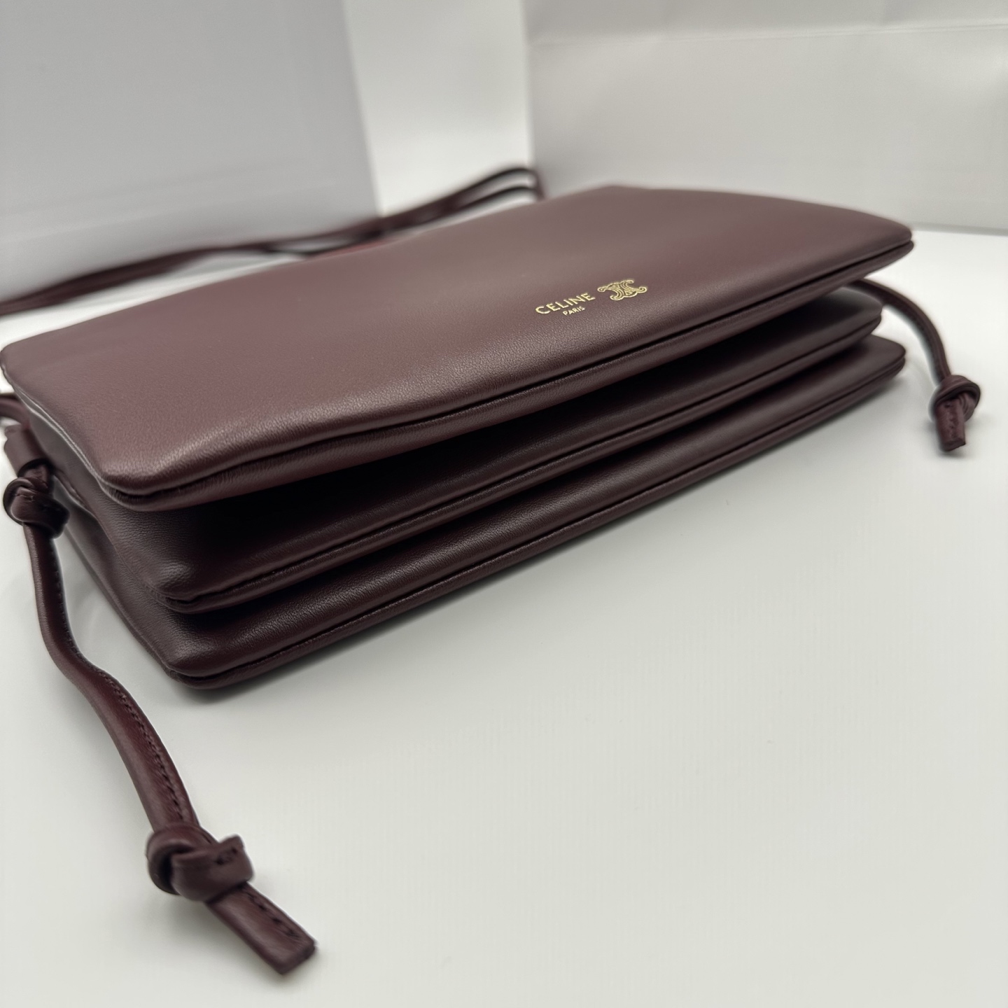 New product launched🅰️🅰️ CE new Trio Flap
While retaining the classic three-layer design, the details have been fully upgraded~
💡Three changes:
. The front and back bags are changed to metal buckle design, which is more casual and sexy.
. The shoulder straps are knotted and can be adjusted as long or short as you like.
. The logo has been moved to the bottom of the bag, making it refined and unobtrusive.
Equipped with secure TRIOMPHE snaps
Adjustable leather shoulder strap with slide-lock leather knot
Practical zippered middle compartment
The new CELINE TRIOMPHE mark
3 main compartments, including one zippered compartment
• Smooth lambskin
Style number: 10
Color: Syrah grape color
Size: 22x14x4cm
(With original packaging) photo 7