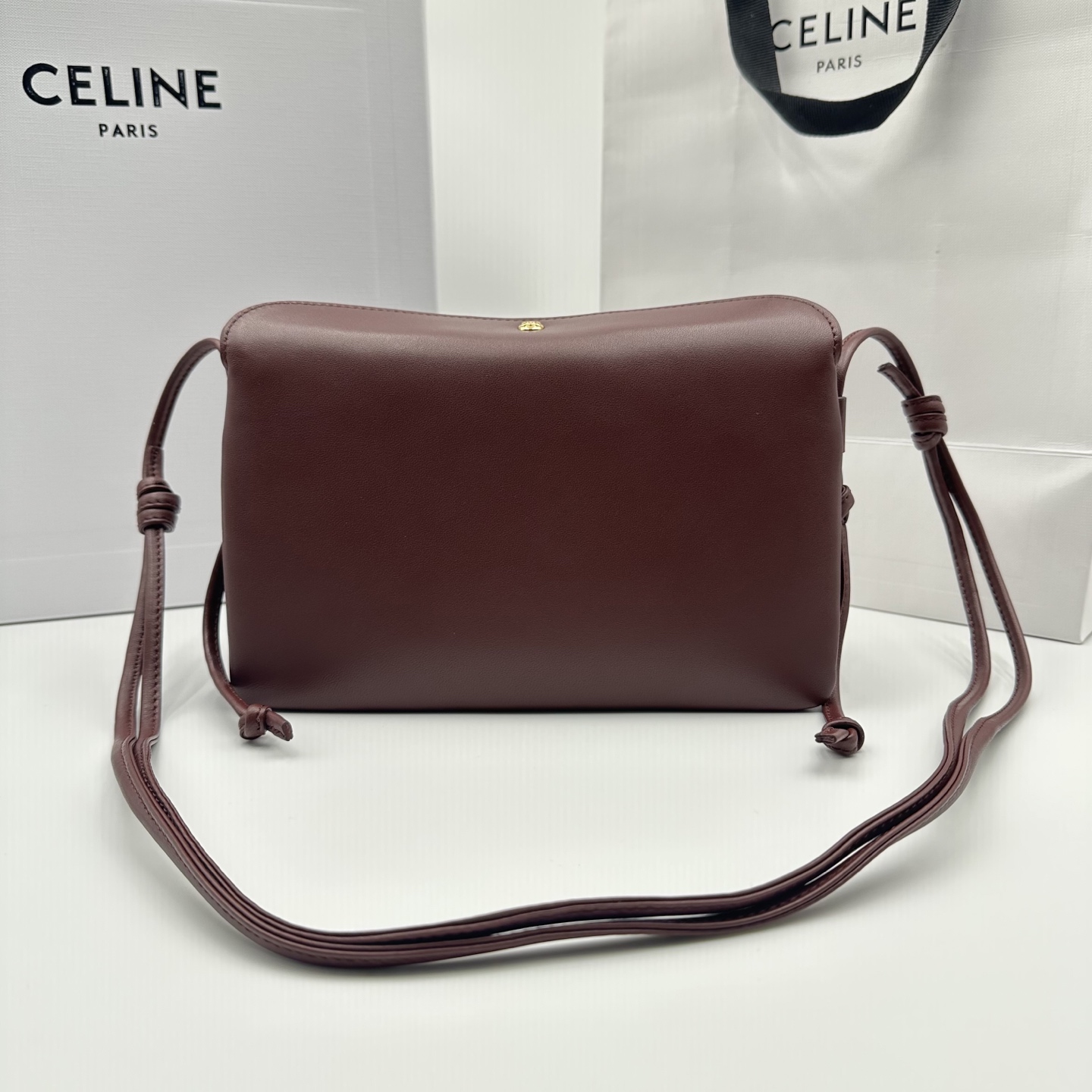 New product launched🅰️🅰️ CE new Trio Flap
While retaining the classic three-layer design, the details have been fully upgraded~
💡Three changes:
. The front and back bags are changed to metal buckle design, which is more casual and sexy.
. The shoulder straps are knotted and can be adjusted as long or short as you like.
. The logo has been moved to the bottom of the bag, making it refined and unobtrusive.
Equipped with secure TRIOMPHE snaps
Adjustable leather shoulder strap with slide-lock leather knot
Practical zippered middle compartment
The new CELINE TRIOMPHE mark
3 main compartments, including one zippered compartment
• Smooth lambskin
Style number: 10
Color: Syrah grape color
Size: 22x14x4cm
(With original packaging) photo 8