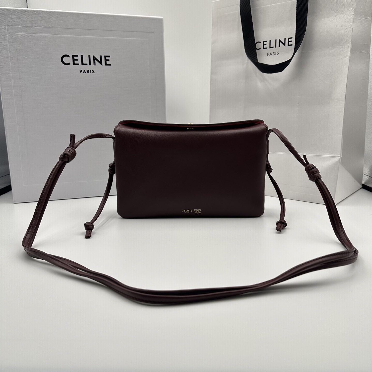 NO:714043,Original leather new product launched CE The new Trio Flap retains the classic three-layer design while fully upgrading the details~ Three changes. The front and rear bags are changed to metal buckle design, which is more casual and sexy. The shoulder straps are knotted, and the length can be adjusted as you like. The logo is moved to the bottom of the bag body, exquisite and unobtrusive. Equipped with a safe TRIOMPHE snap buckle. Adjustable leather shoulder straps with sliding leather knots. Practical zipper middle compartment. New CELINE TRIOMPHE mark.  3 main compartments, including a zippered compartment Smooth lambskin Style No. 10 Color Syrah Dimensions 22x14x4cm (with original packaging), Celine [original leather], celine, celine, sheepskin19860909原厂皮 新品上线 CE 新款Trio Flap 保留经典三层设计的同时,细节全面升级～ 三个改动 .前后包改成金属扣设计,随性感UP .肩带采用打结式,长短随心调 .Logo移至包身底部,精致不张扬 配备了安全TRIOMPHE按扣 可调节皮革肩带,配有滑扣式皮革绳结 实用的拉链中间隔层 全新CELINE TRIOMPHE印记 3个主隔层,包括一个拉链隔层 光滑小羊皮 款号10 颜色西拉葡萄色 尺寸22x14x4cm（配原版包装）,赛琳【原厂皮】,celine,celine,sheepskin,Bag