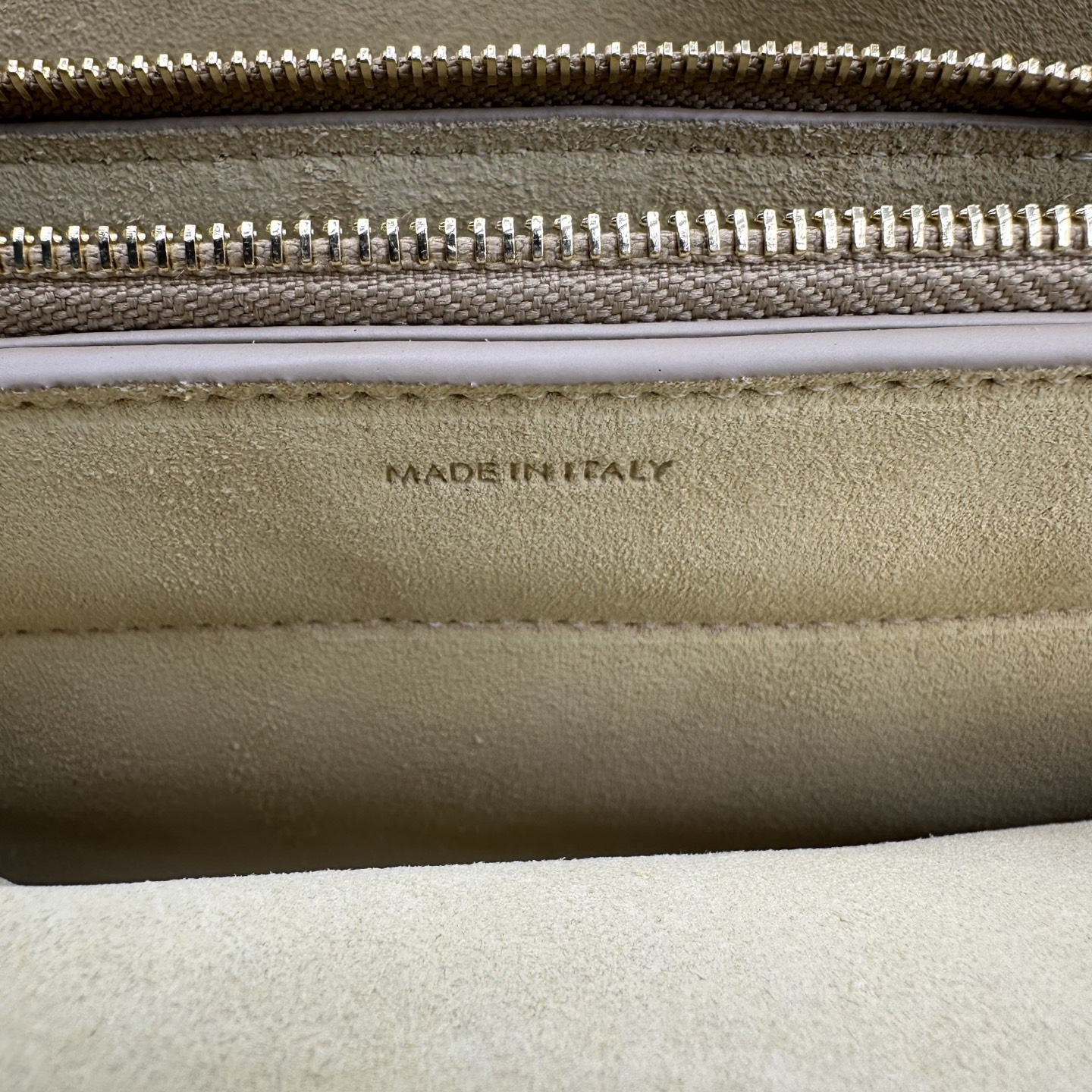 New product launched🅰️🅰️ CE new Trio Flap
While retaining the classic three-layer design, the details have been fully upgraded~
💡Three changes:
. The front and back bags are changed to metal buckle design, which is more casual and sexy.
. The shoulder straps are knotted and can be adjusted as long or short as you like.
. The logo has been moved to the bottom of the bag, making it refined and unobtrusive.
Equipped with secure TRIOMPHE snaps
Adjustable leather shoulder strap with slide-lock leather knot
Practical zippered middle compartment
The new CELINE TRIOMPHE mark
3 main compartments, including one zippered compartment
• Smooth lambskin
Style number: 10
Color: hunting color
Size: 22x14x4cm
(With original packaging) photo 1