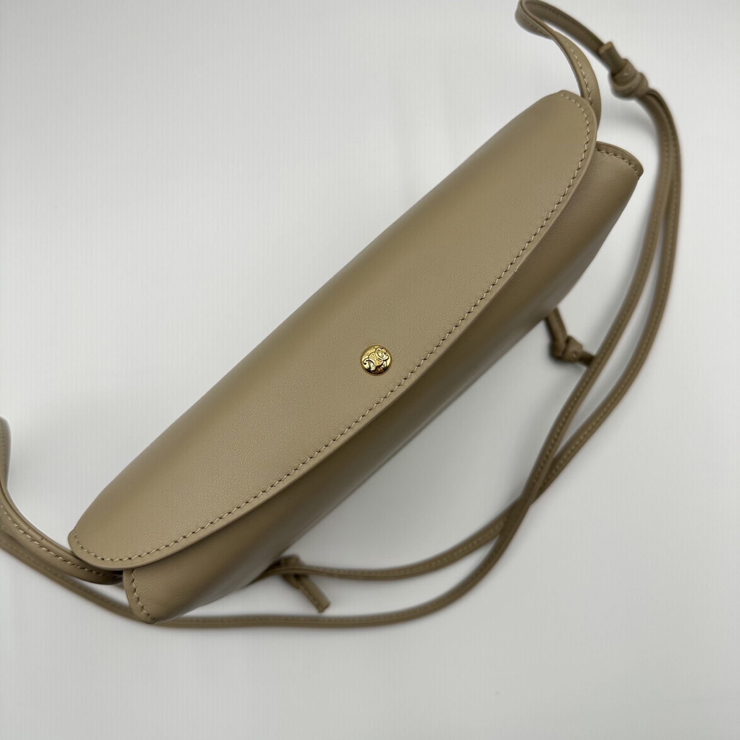 New product launched🅰️🅰️ CE new Trio Flap
While retaining the classic three-layer design, the details have been fully upgraded~
💡Three changes:
. The front and back bags are changed to metal buckle design, which is more casual and sexy.
. The shoulder straps are knotted and can be adjusted as long or short as you like.
. The logo has been moved to the bottom of the bag, making it refined and unobtrusive.
Equipped with secure TRIOMPHE snaps
Adjustable leather shoulder strap with slide-lock leather knot
Practical zippered middle compartment
The new CELINE TRIOMPHE mark
3 main compartments, including one zippered compartment
• Smooth lambskin
Style number: 10
Color: hunting color
Size: 22x14x4cm
(With original packaging) photo 3