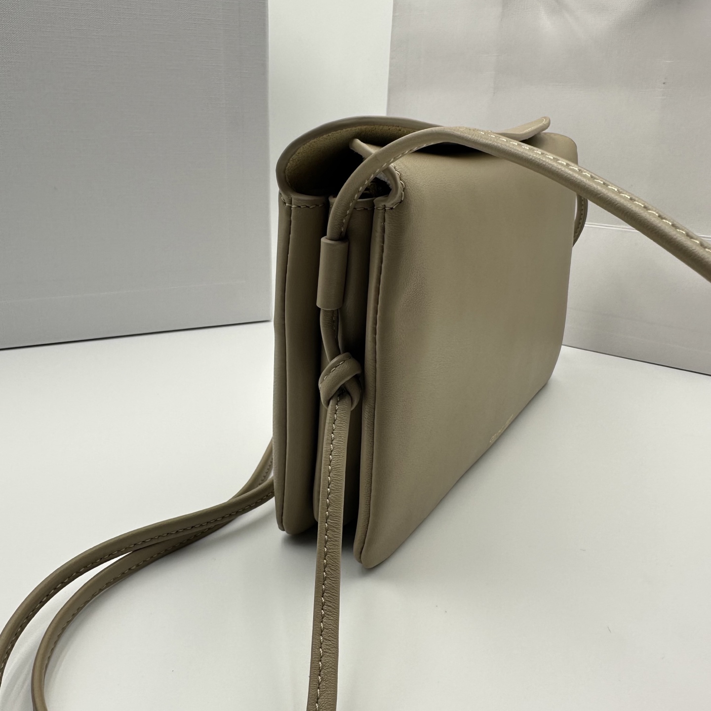 New product launched🅰️🅰️ CE new Trio Flap
While retaining the classic three-layer design, the details have been fully upgraded~
💡Three changes:
. The front and back bags are changed to metal buckle design, which is more casual and sexy.
. The shoulder straps are knotted and can be adjusted as long or short as you like.
. The logo has been moved to the bottom of the bag, making it refined and unobtrusive.
Equipped with secure TRIOMPHE snaps
Adjustable leather shoulder strap with slide-lock leather knot
Practical zippered middle compartment
The new CELINE TRIOMPHE mark
3 main compartments, including one zippered compartment
• Smooth lambskin
Style number: 10
Color: hunting color
Size: 22x14x4cm
(With original packaging) photo 4